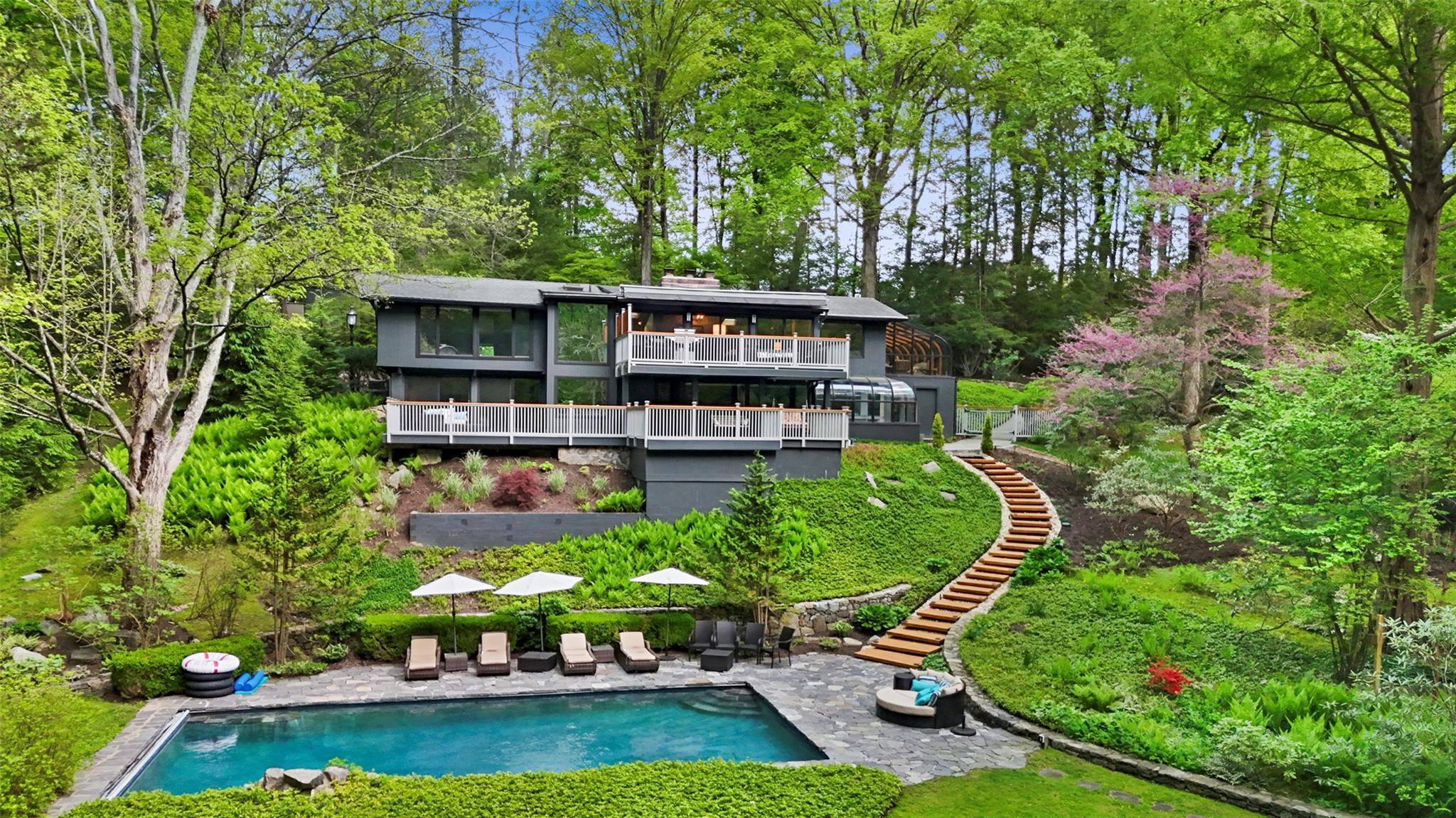Bedford, NY 10506,107 Middle Patent RD