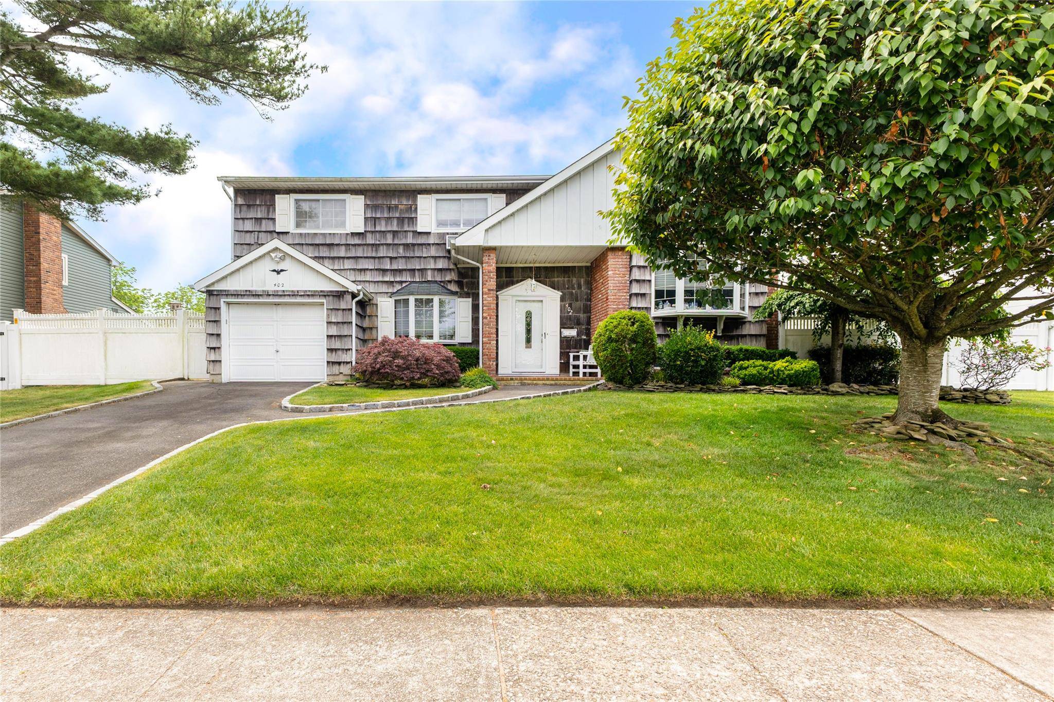 North Babylon, NY 11703,402 Spangle DR