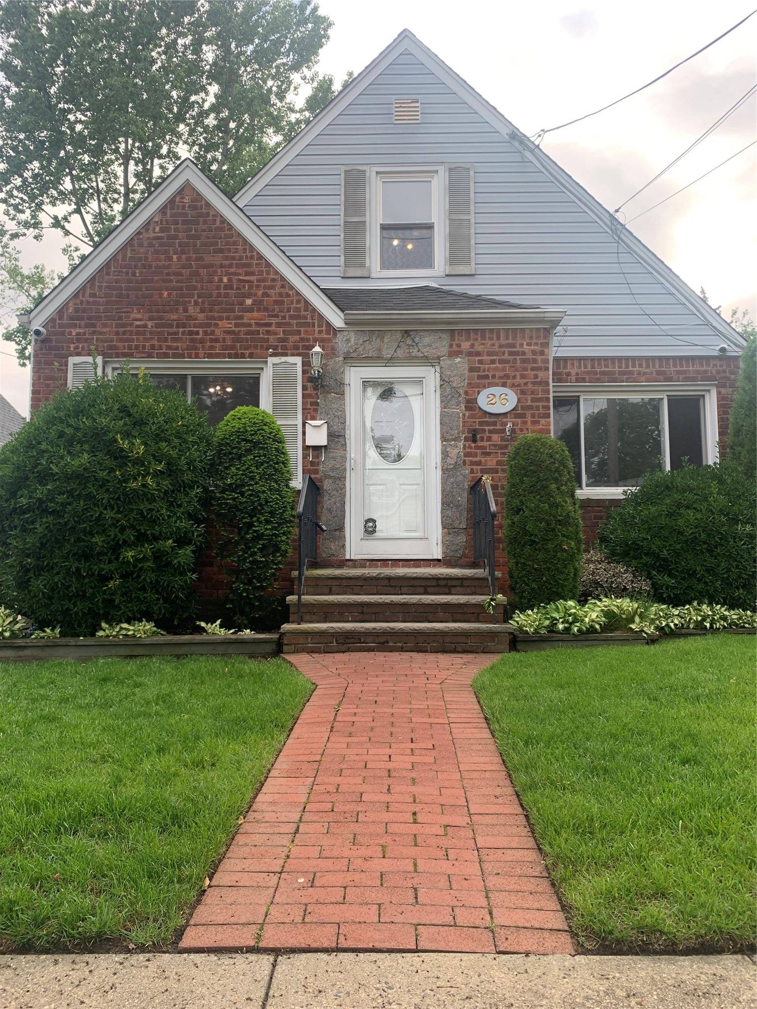 Floral Park, NY 11001,26 McKee ST