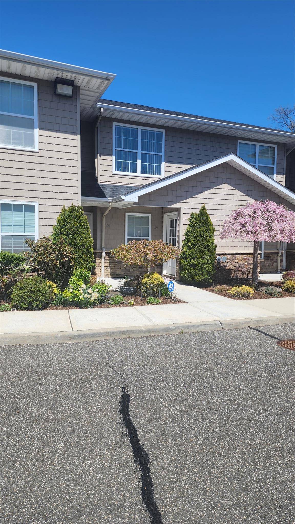 Westbury, NY 11590,723 Carman AVE #14