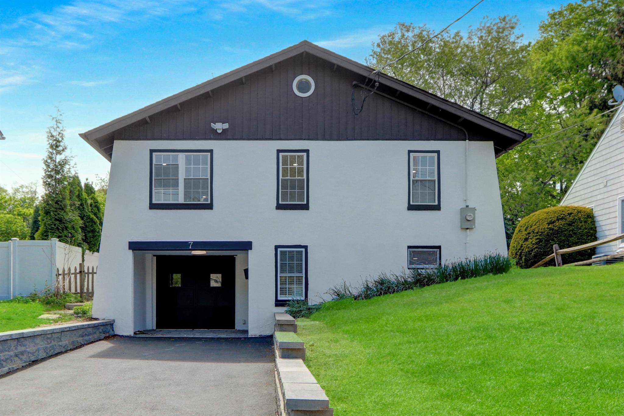 Huntington, NY 11743,7 Ash PL