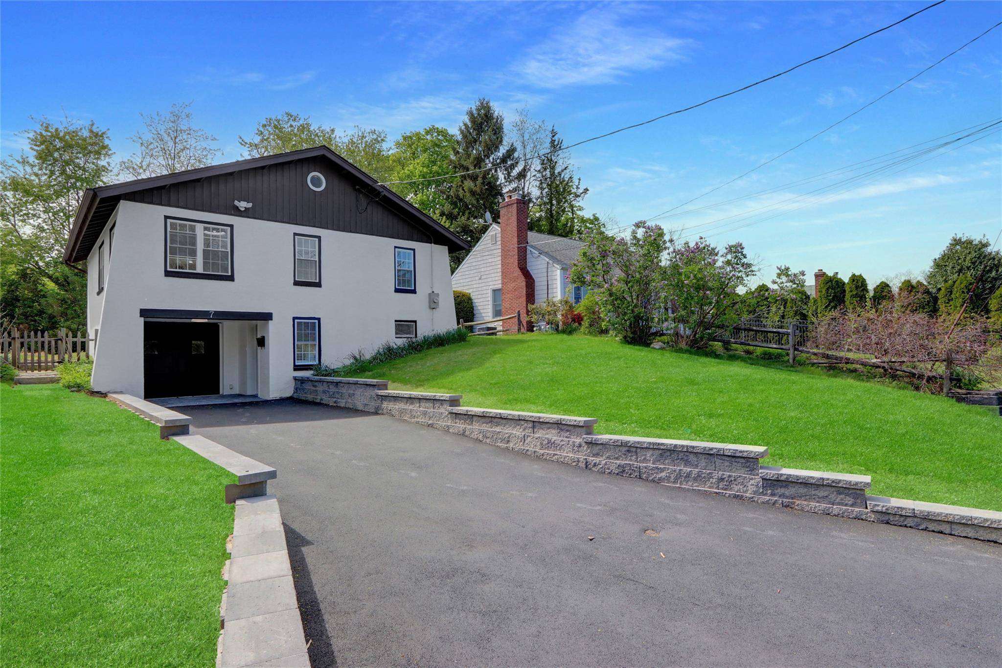 Huntington, NY 11743,7 Ash PL