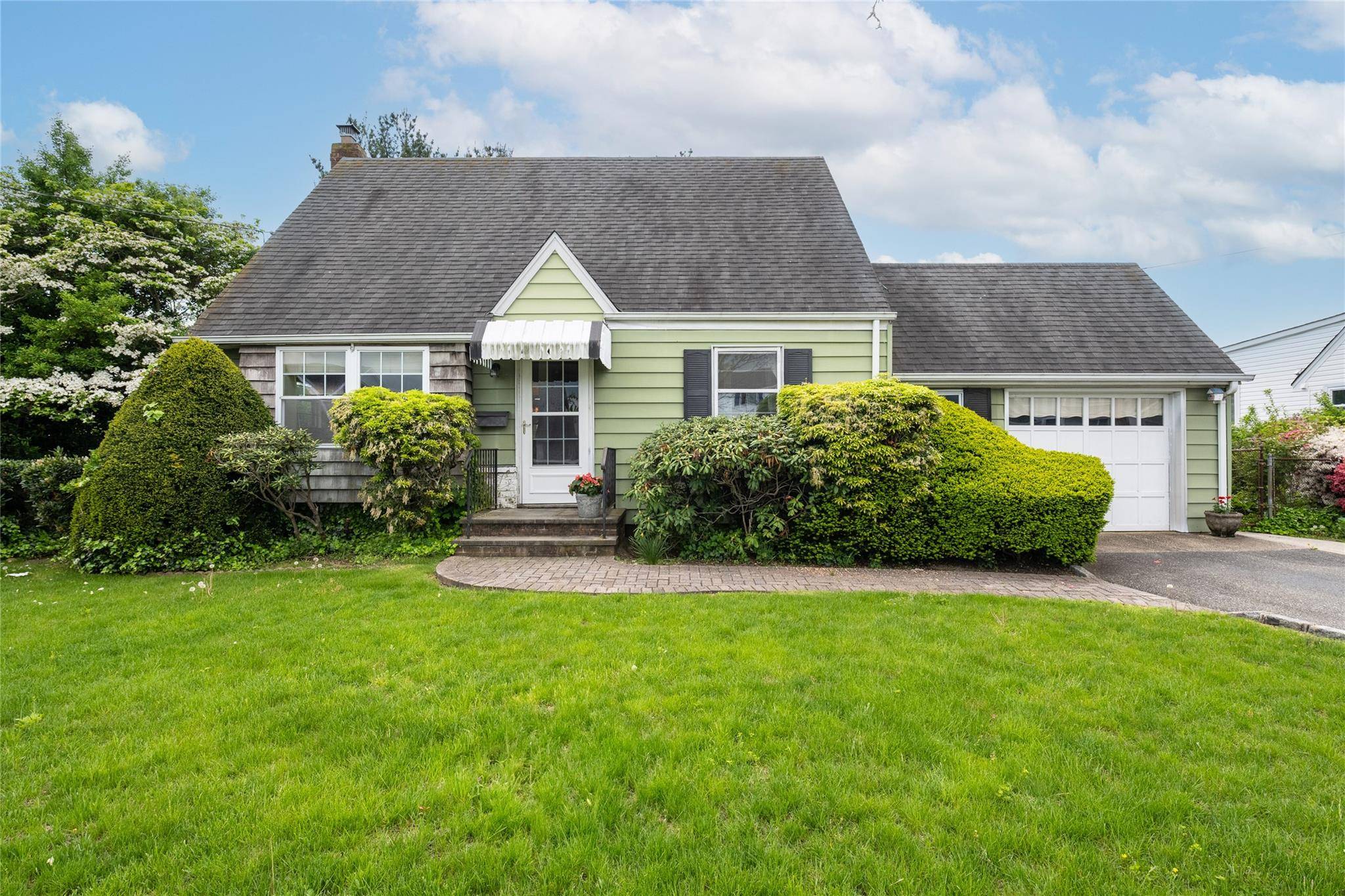 Westbury, NY 11590,1025 Mirabelle AVE