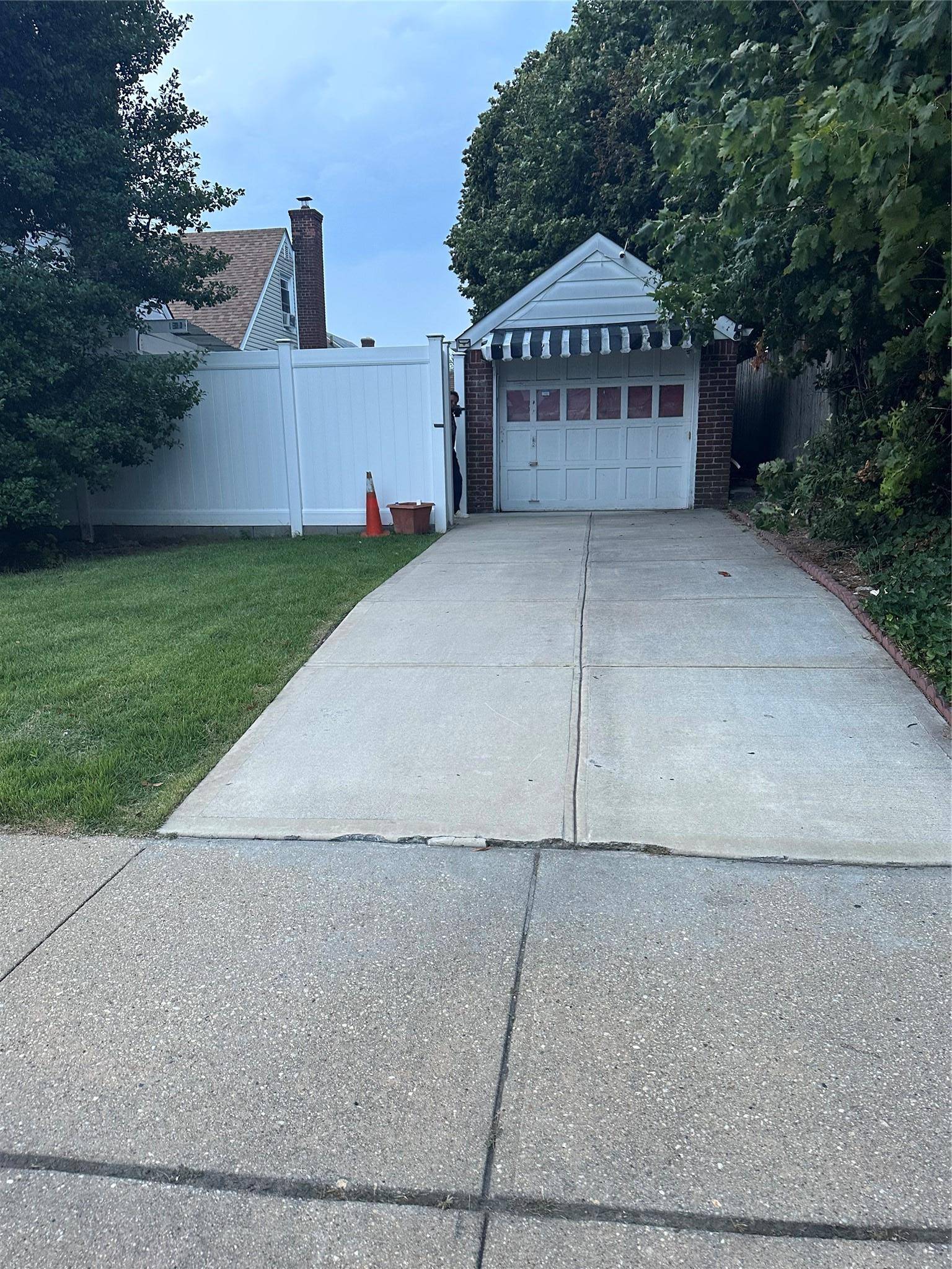Elmont, NY 11003,11527 237th ST