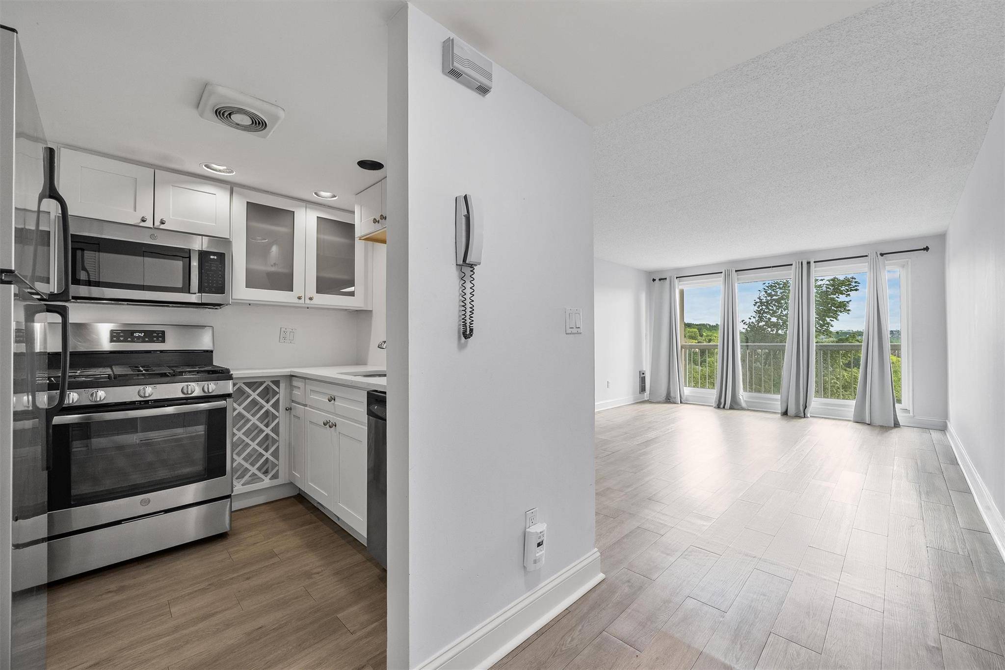 White Plains, NY 10603,10 Stewart PL #4DE