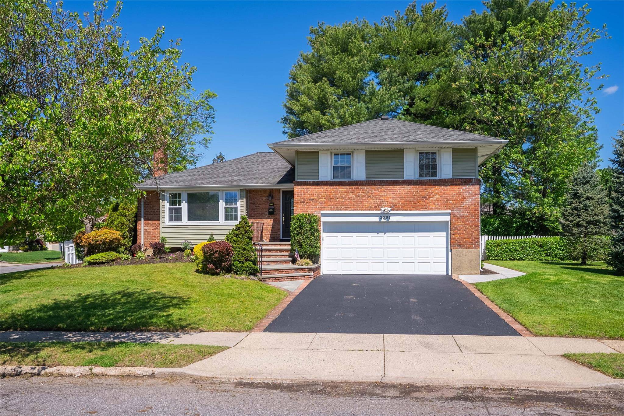Westbury, NY 11590,2001 Wellington CT