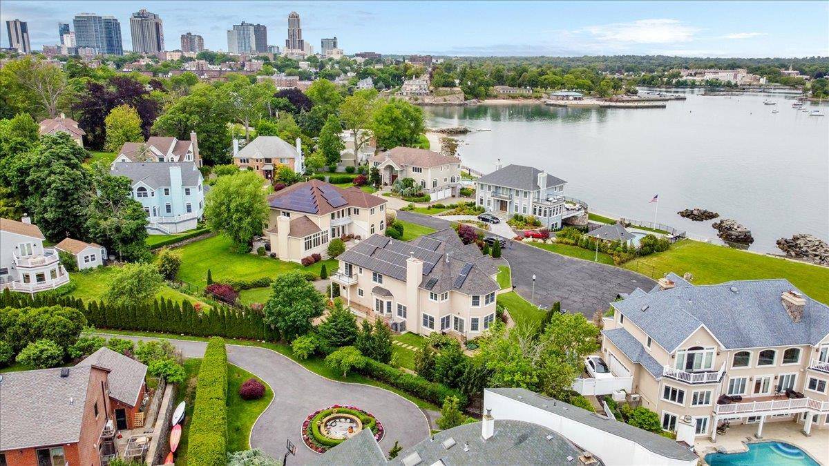 New Rochelle, NY 10805,8 Shore Club DR