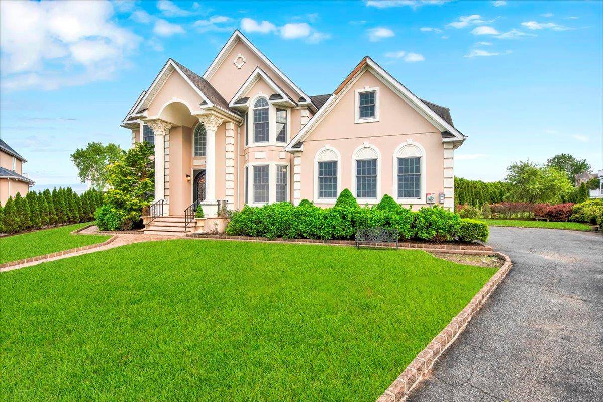 New Rochelle, NY 10805,8 Shore Club DR