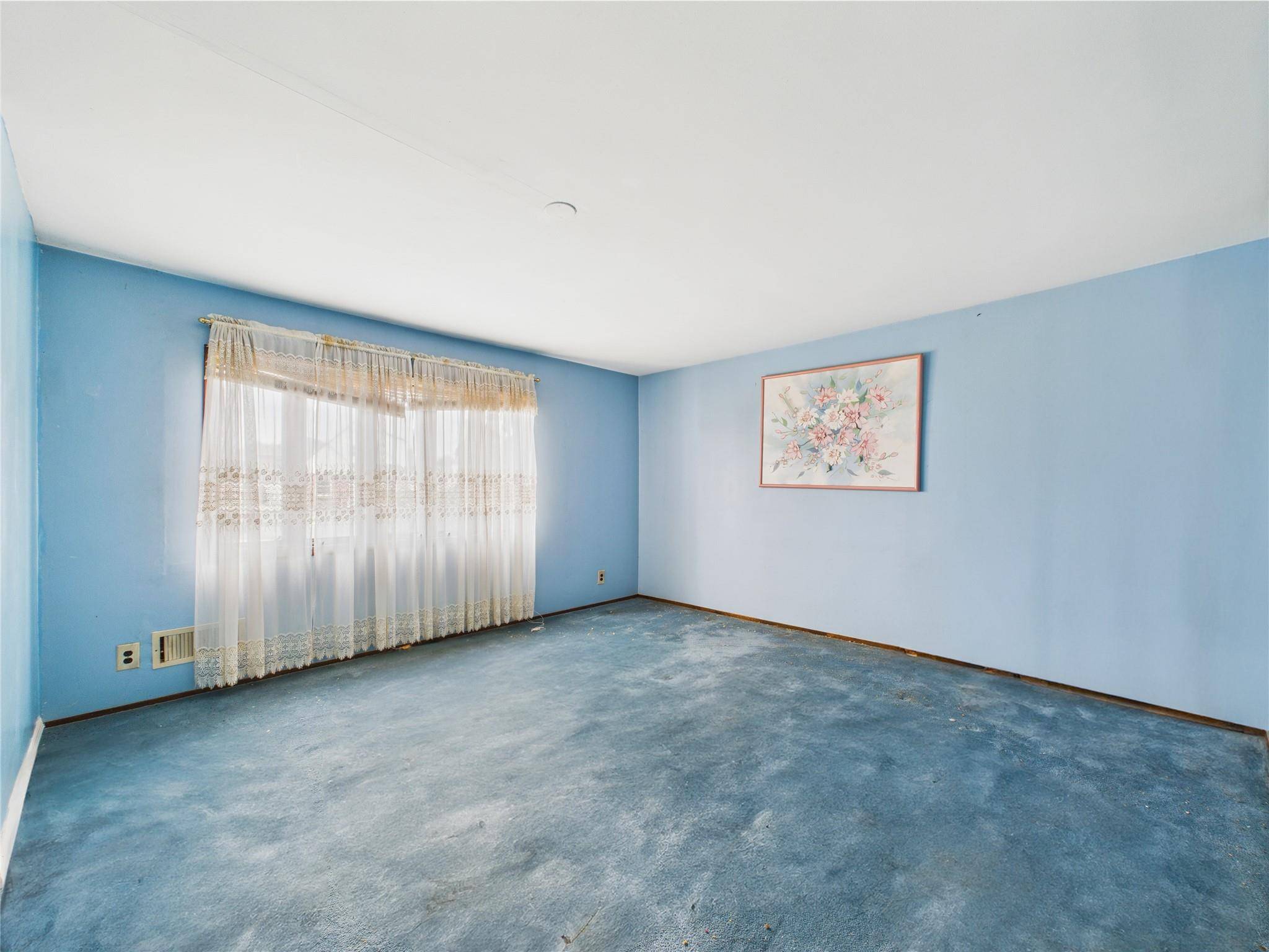 Hicksville, NY 11801,2 Gables DR