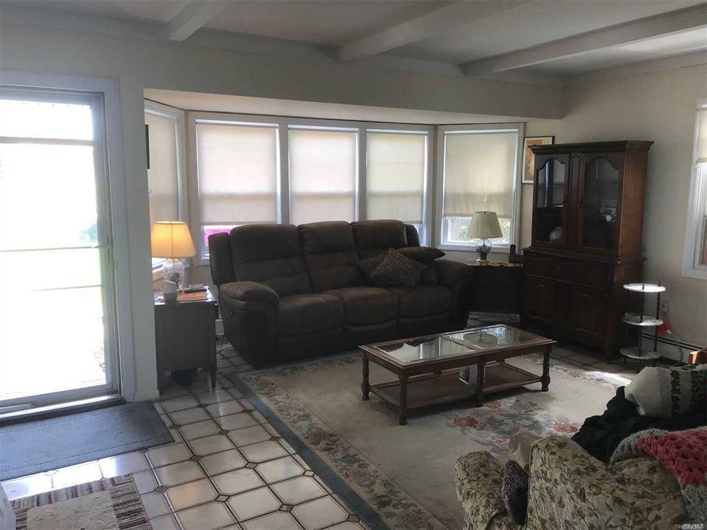 Levittown, NY 11756,18 Hickory LN