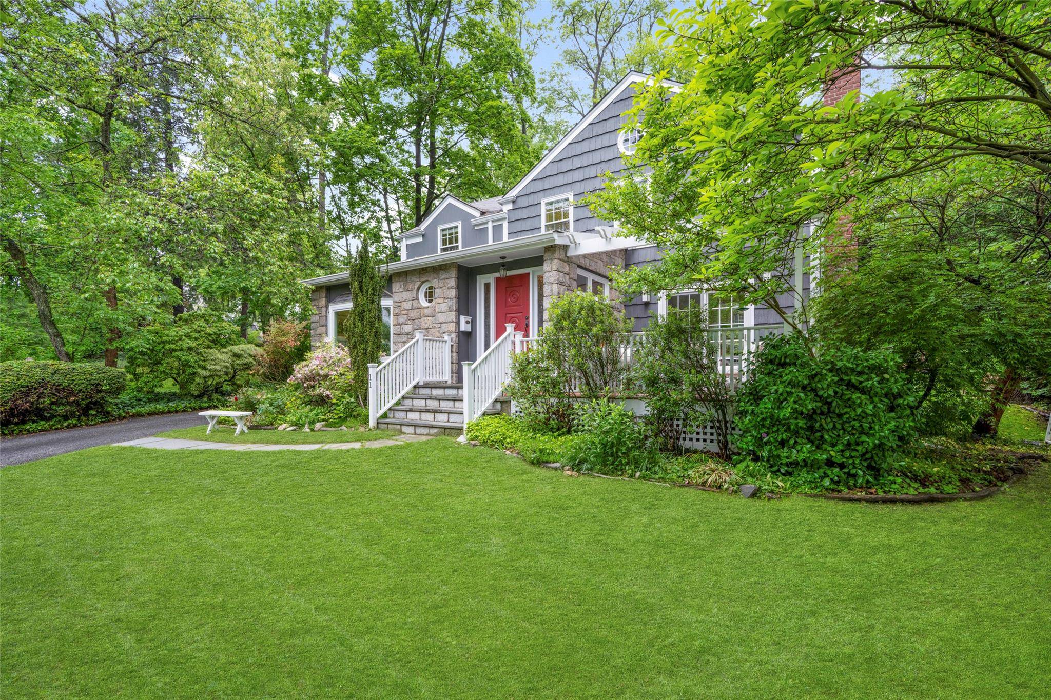Larchmont, NY 10538,11 Devon RD