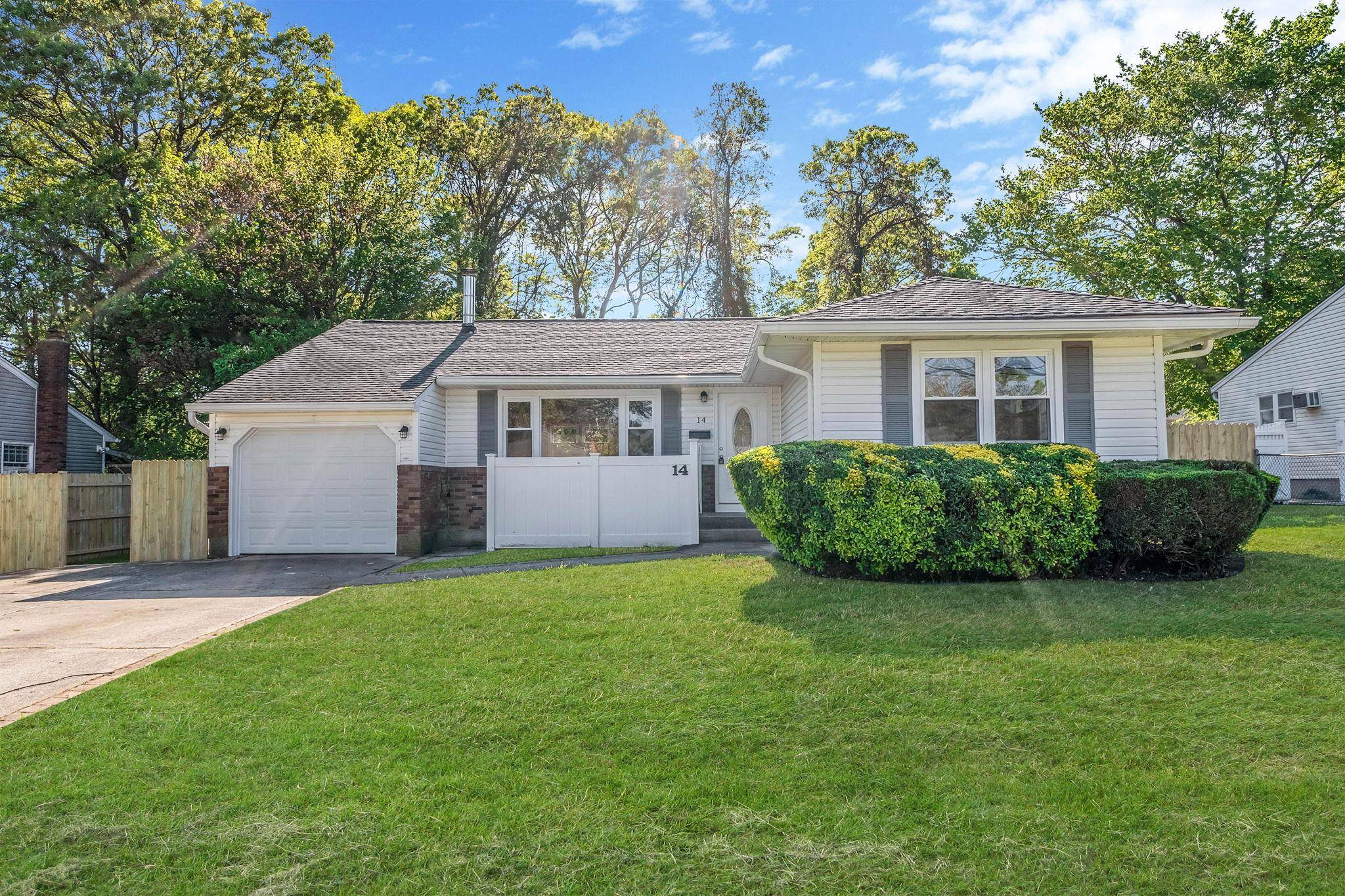 Ronkonkoma, NY 11779,14 Center ST