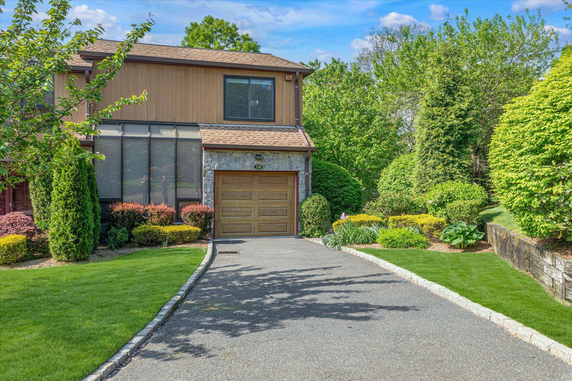 Roslyn Heights, NY 11577,139 The CRES