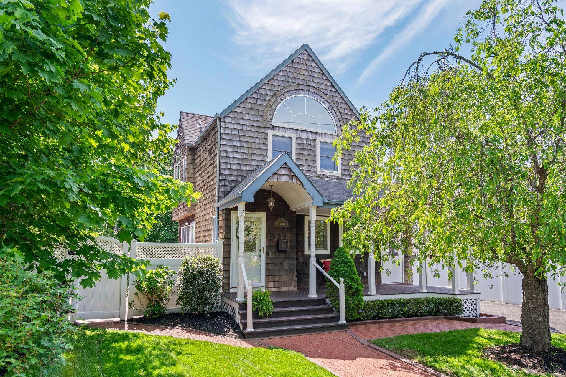 Huntington, NY 11743,53 Irwin PL