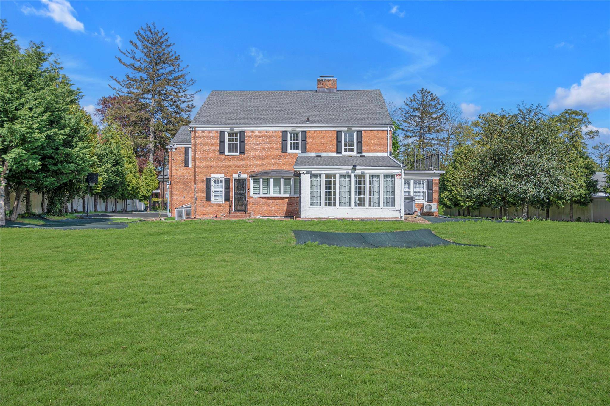 Glen Cove, NY 11542,13 Arbor PL