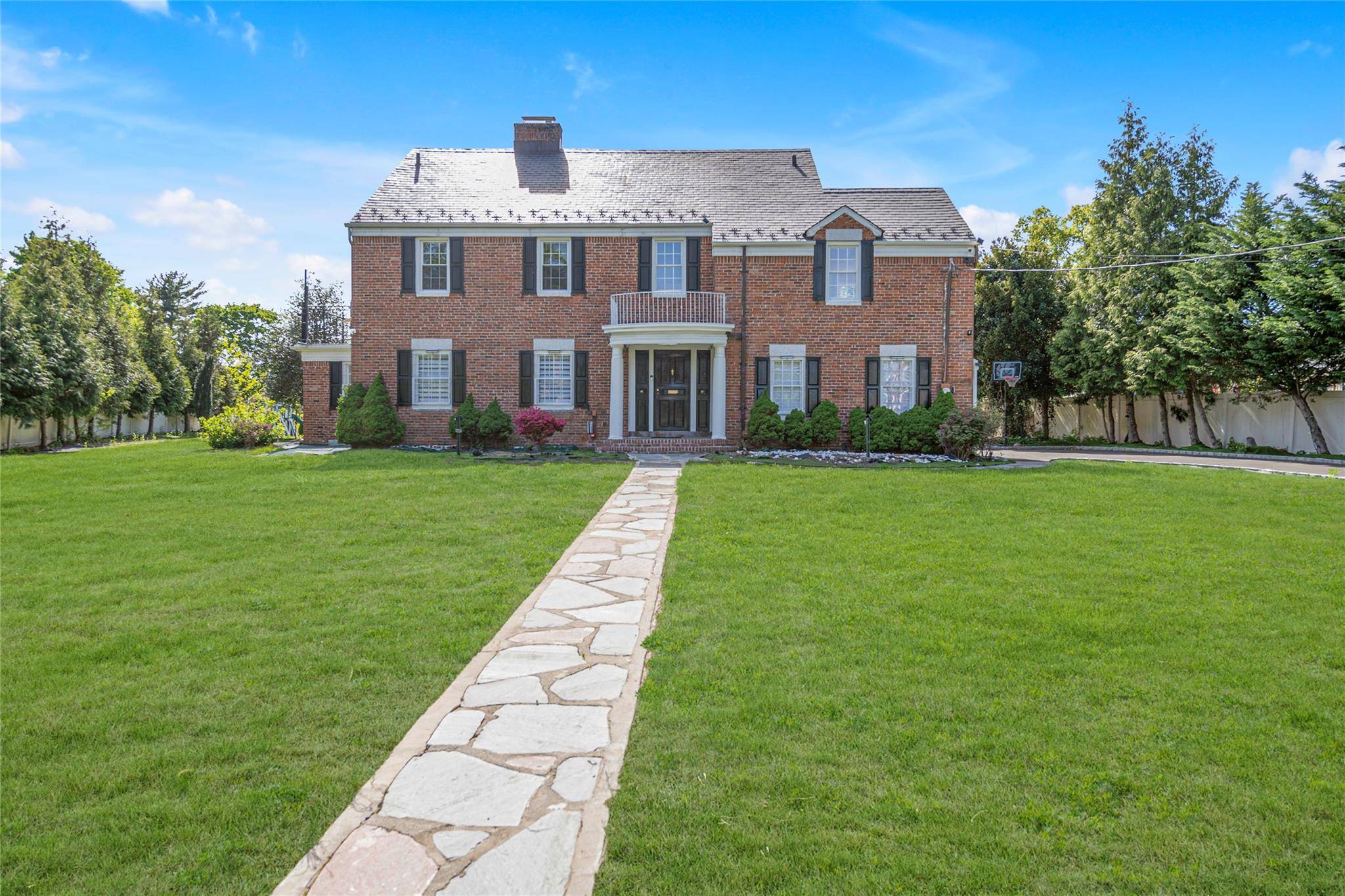 Glen Cove, NY 11542,13 Arbor PL
