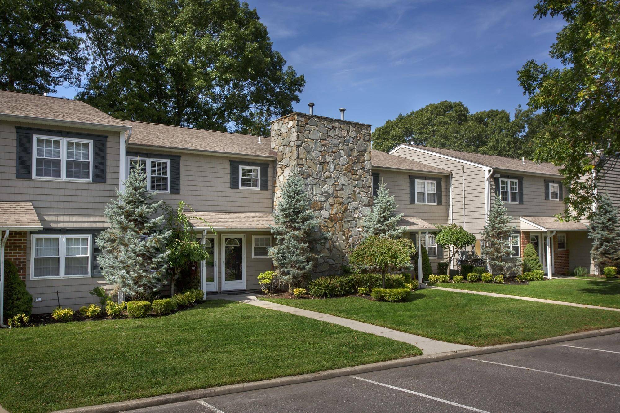 Middle Island, NY 11953,134 Lake Pointe DR #134