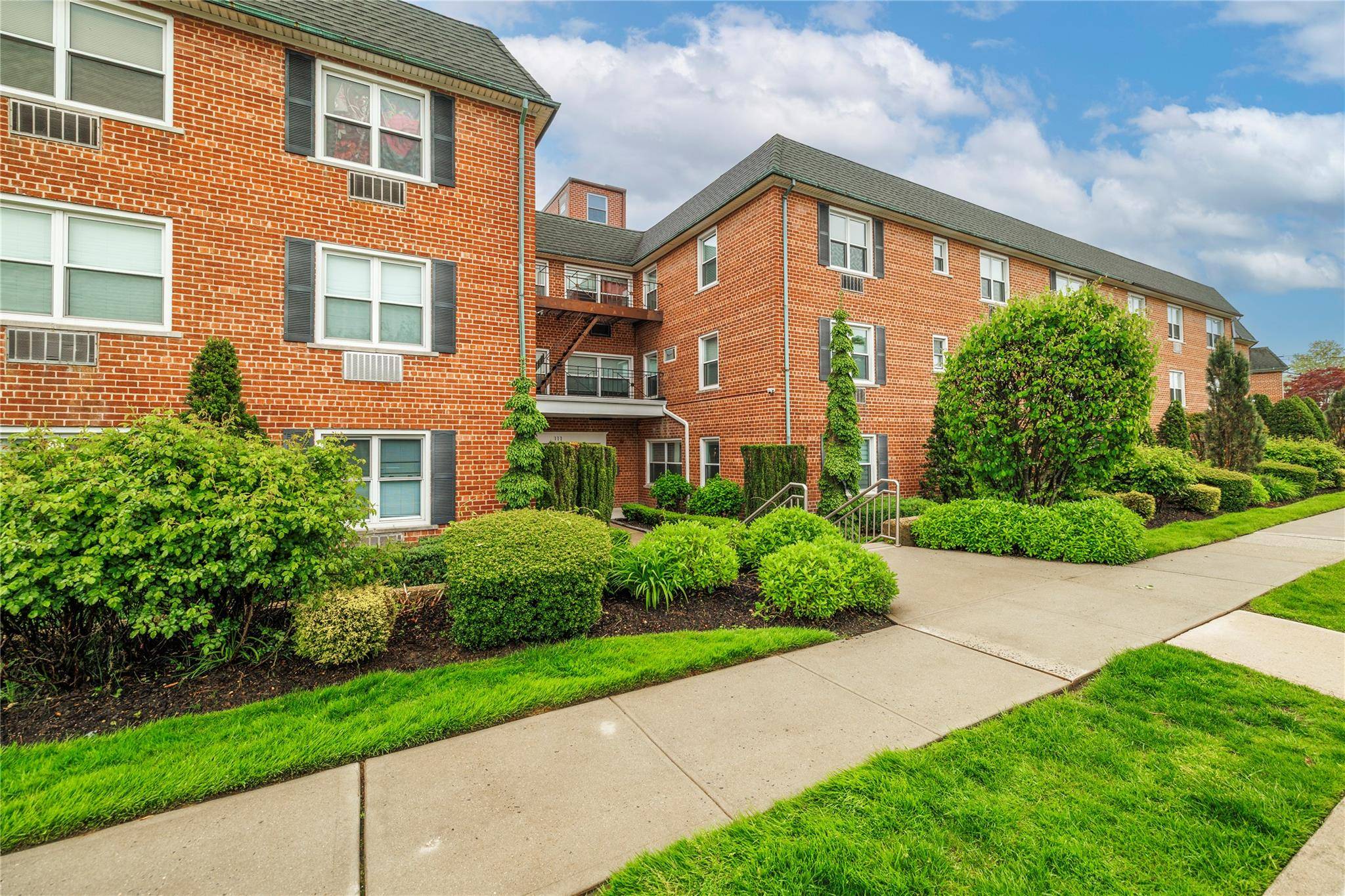 Rockville Centre, NY 11570,111 S Centre AVE #2LL