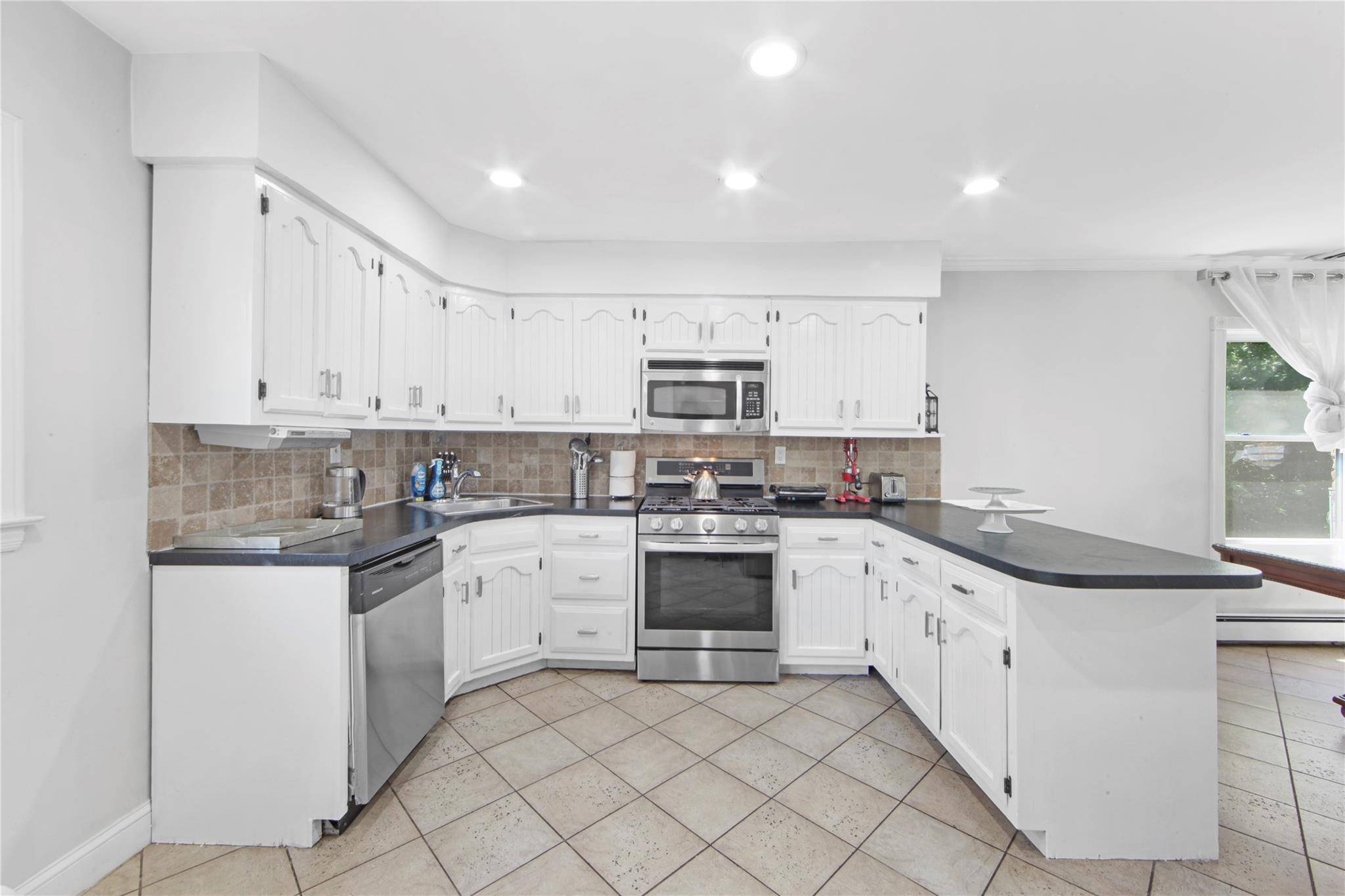 Hewlett, NY 11557,1498 Kew AVE