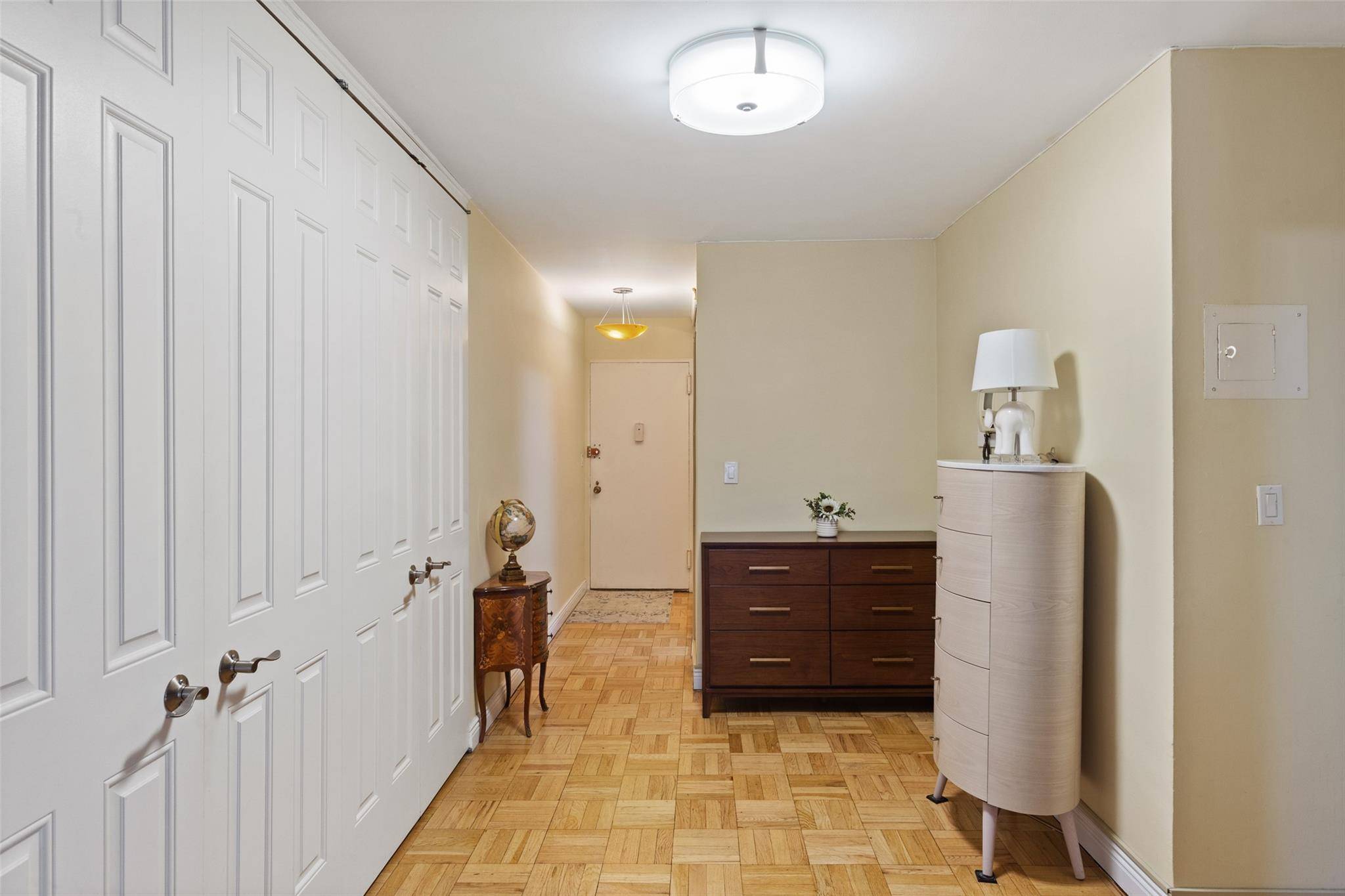 Scarsdale, NY 10583,230 Garth RD #7B1
