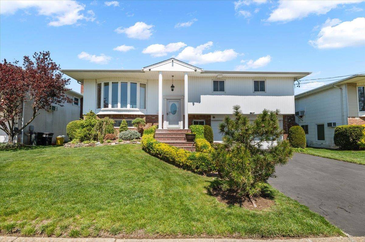 Woodmere, NY 11598,566 Howard AVE