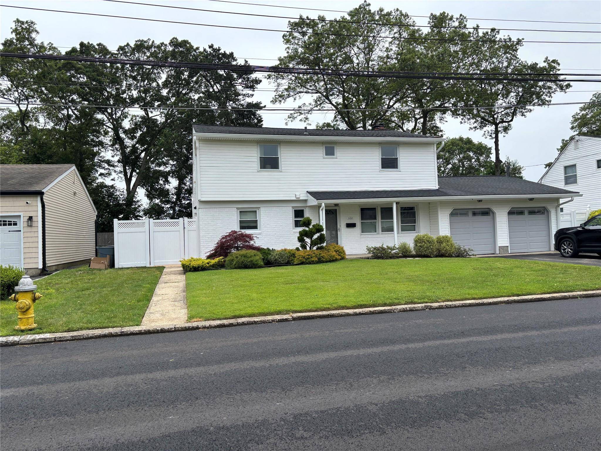 North Babylon, NY 11703,524 Davis ST