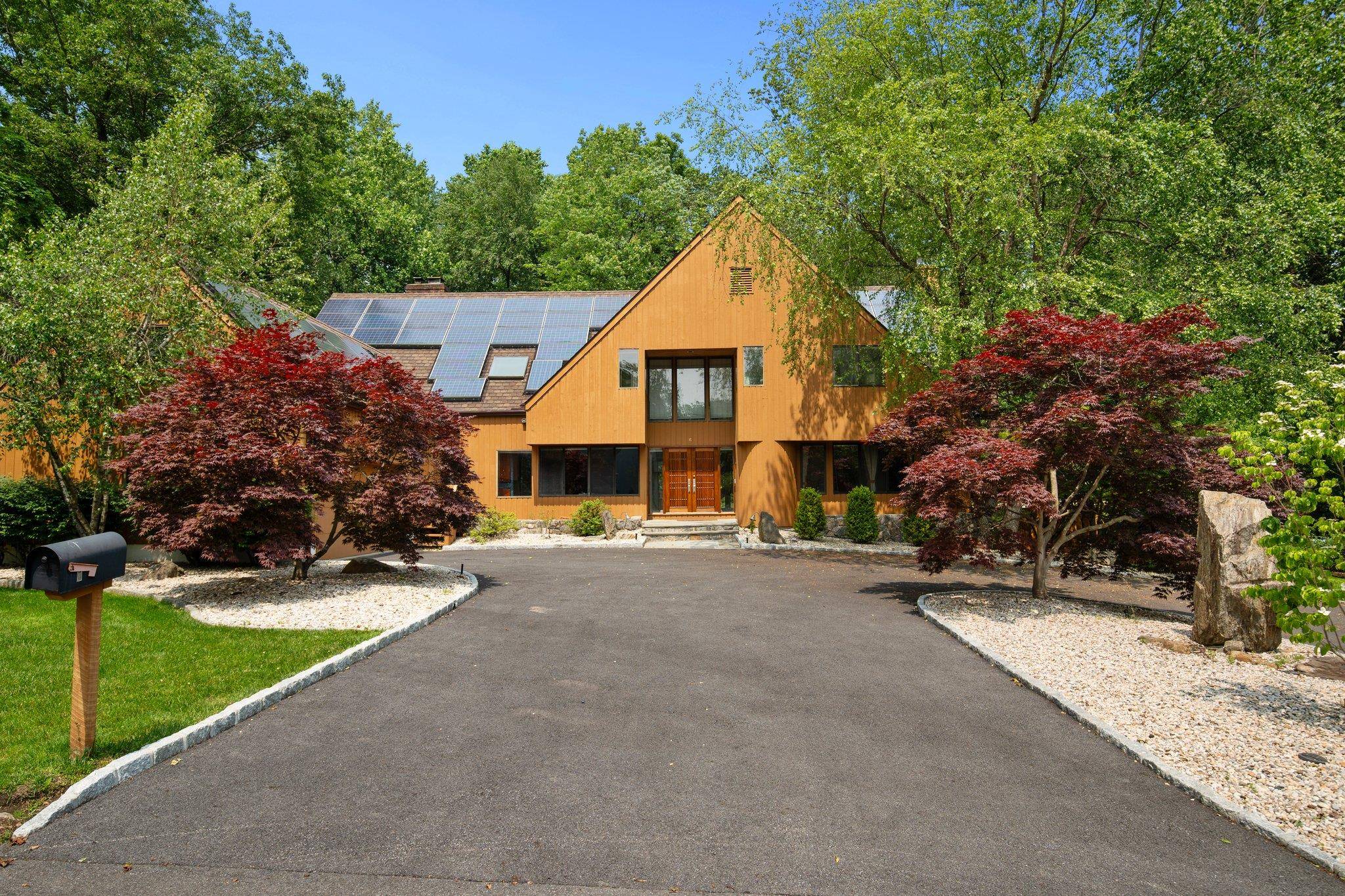 Purchase, NY 10577,5 Ponds LN