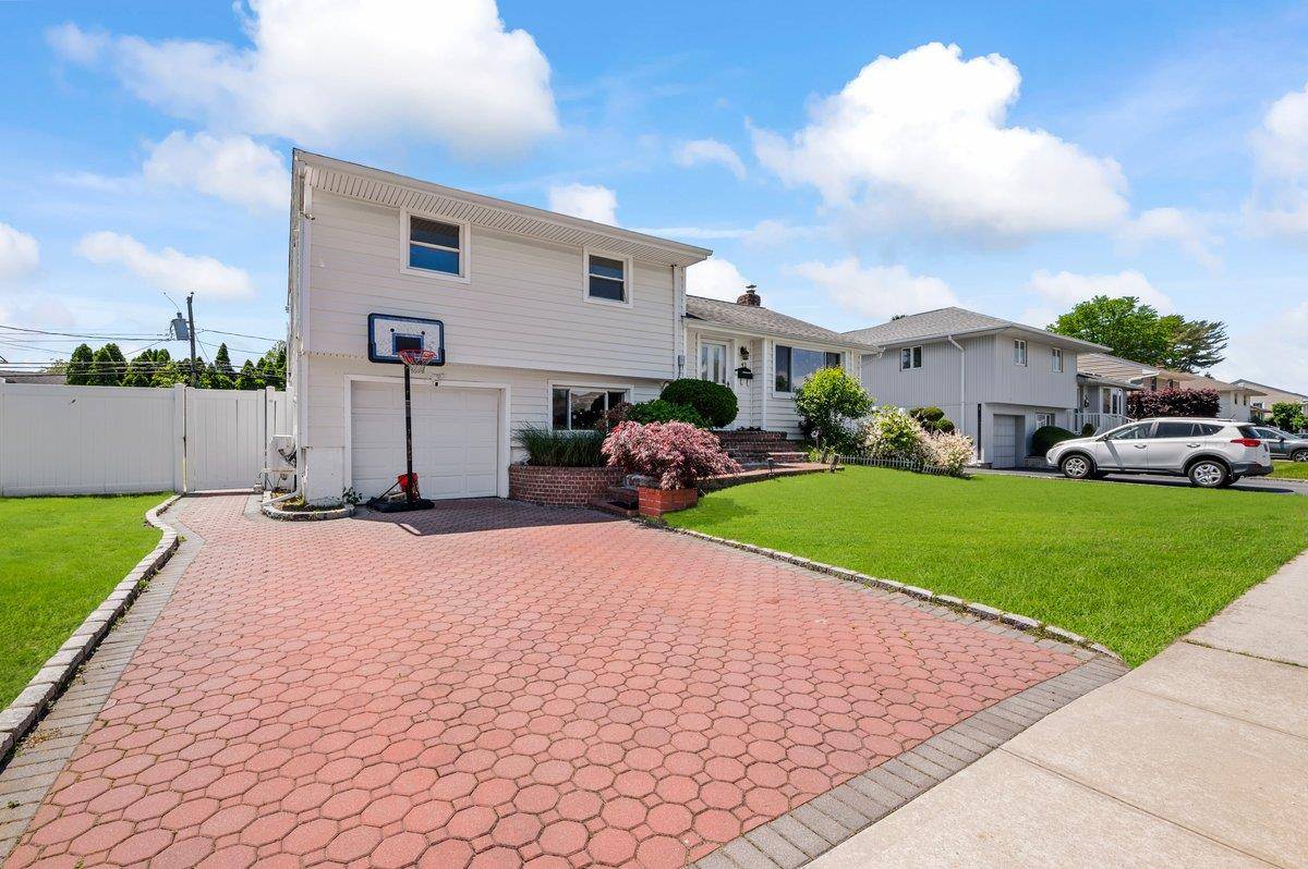 Plainview, NY 11803,42 Macarthur AVE
