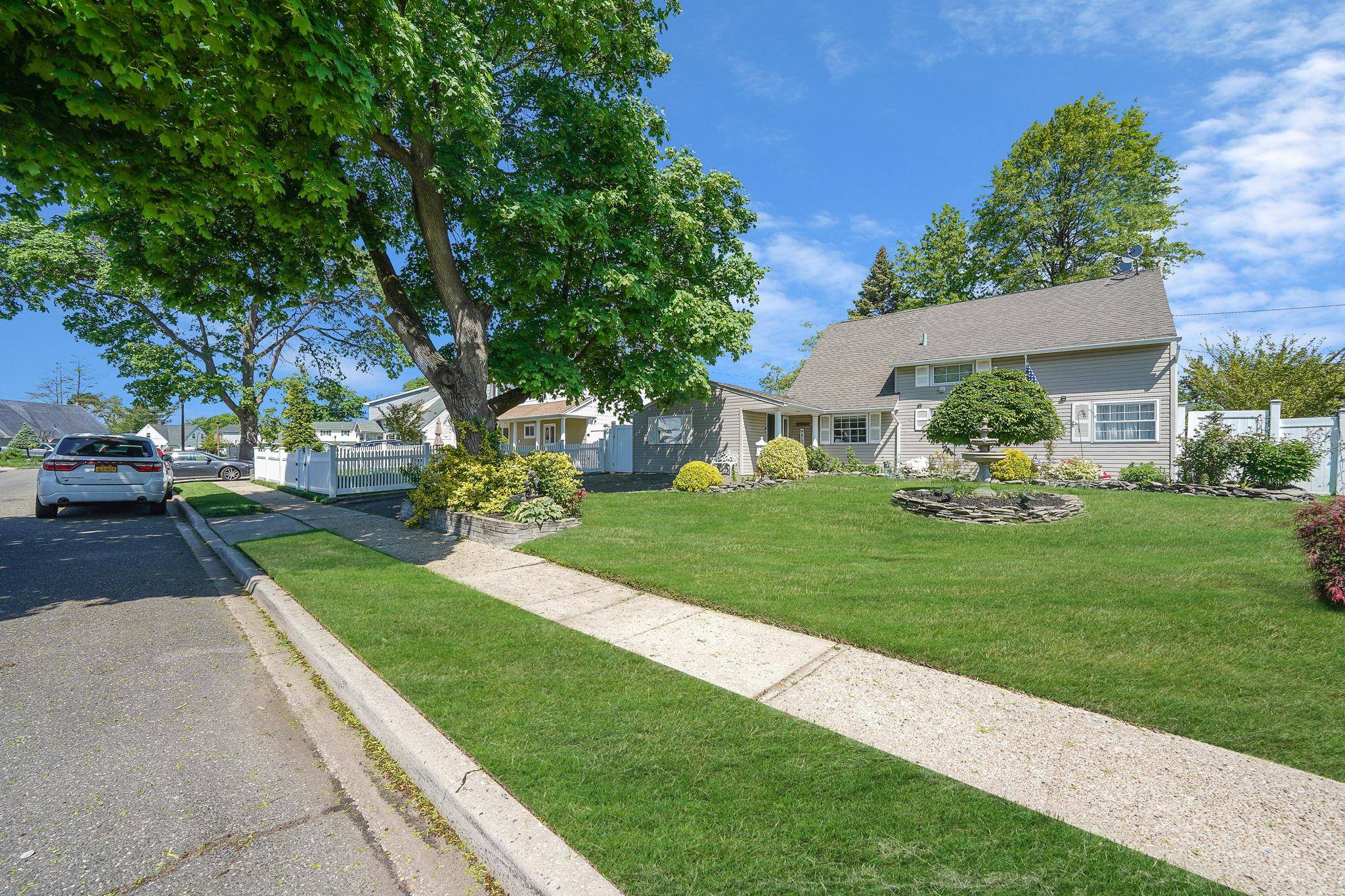 Levittown, NY 11756,15 Thrush LN
