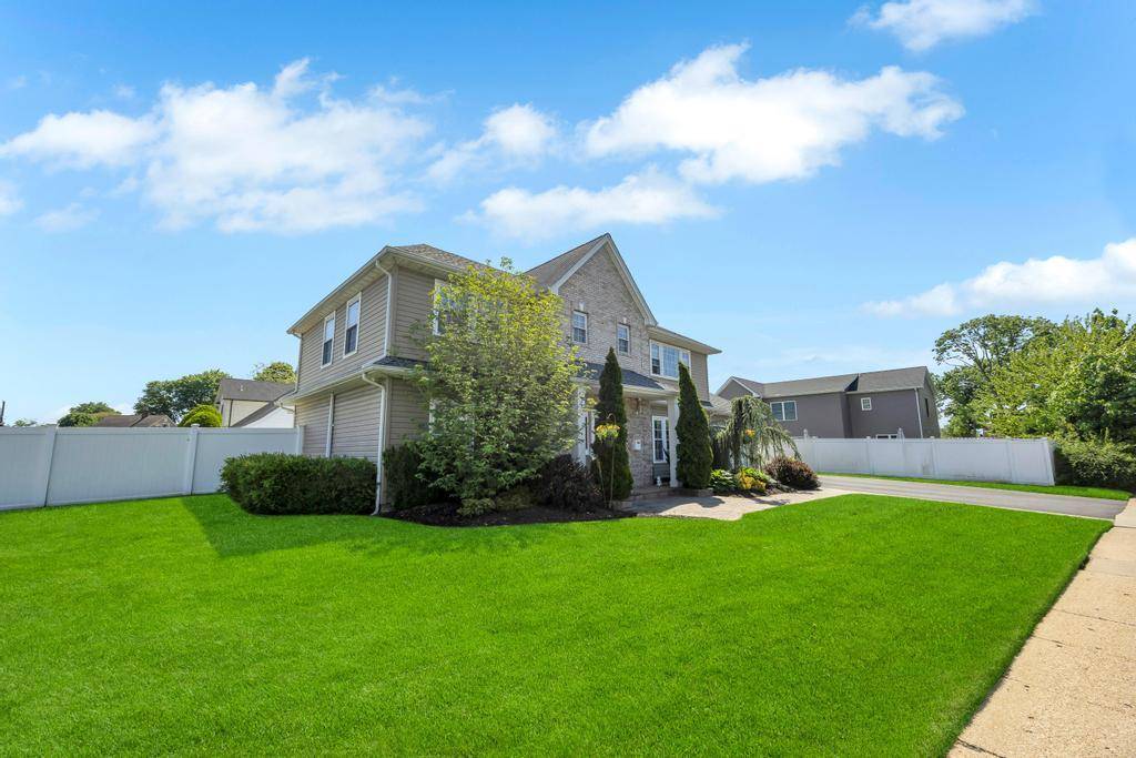 Levittown, NY 11756,59 Saddle LN
