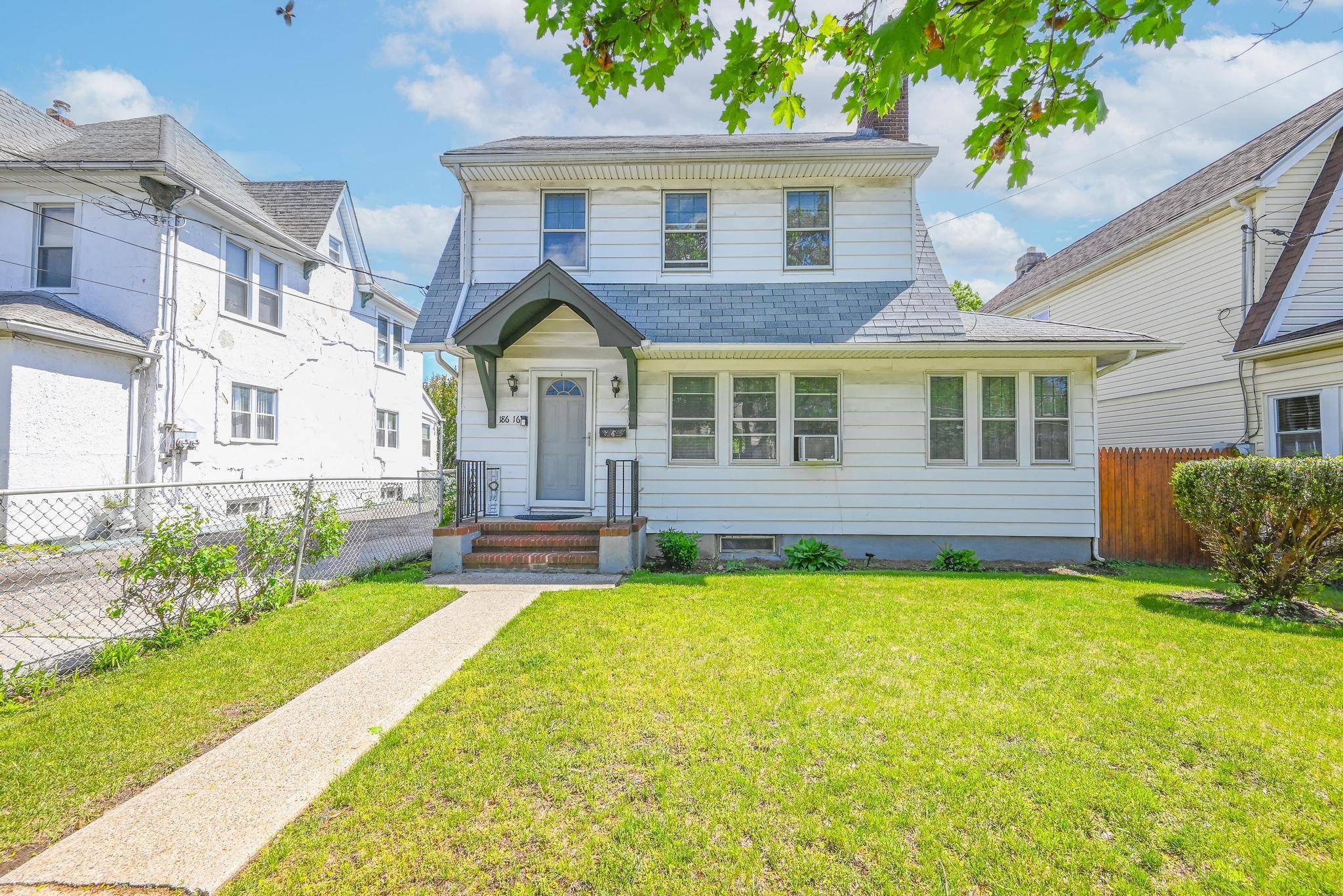 Saint Albans, NY 11412,186-16 104th AVE