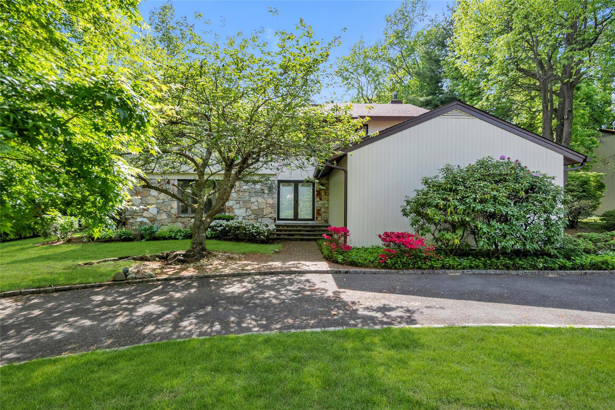 Manhasset, NY 11030,8 Bolton DR