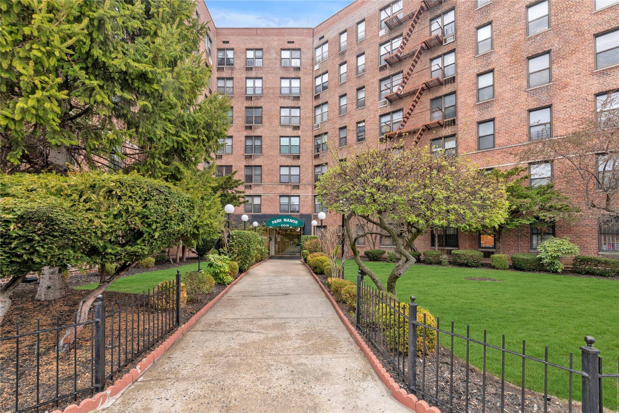 Forest Hills, NY 11375,100-25 Queens BLVD #6E