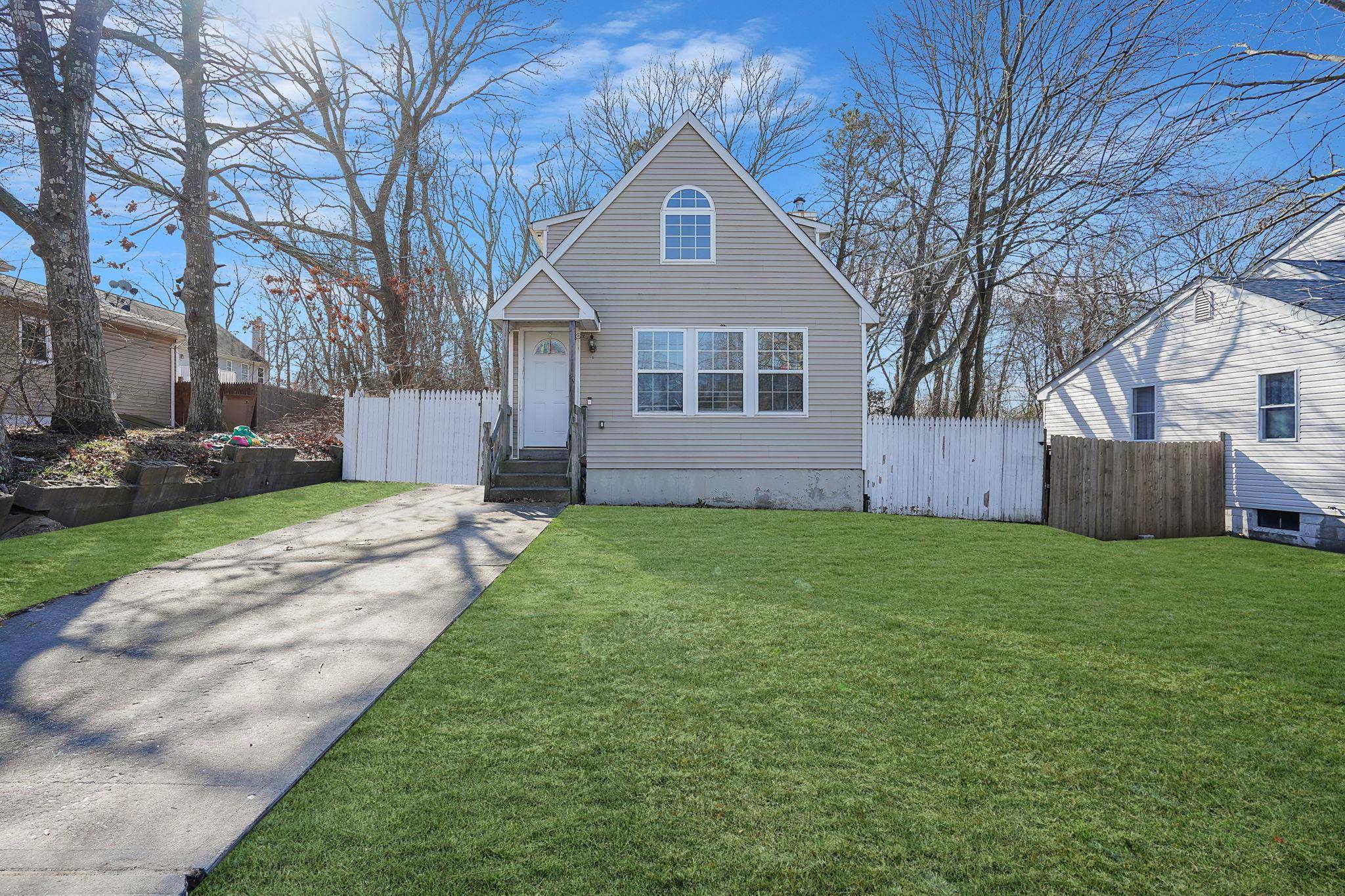 Mastic, NY 11950,14 Hawthorne ST