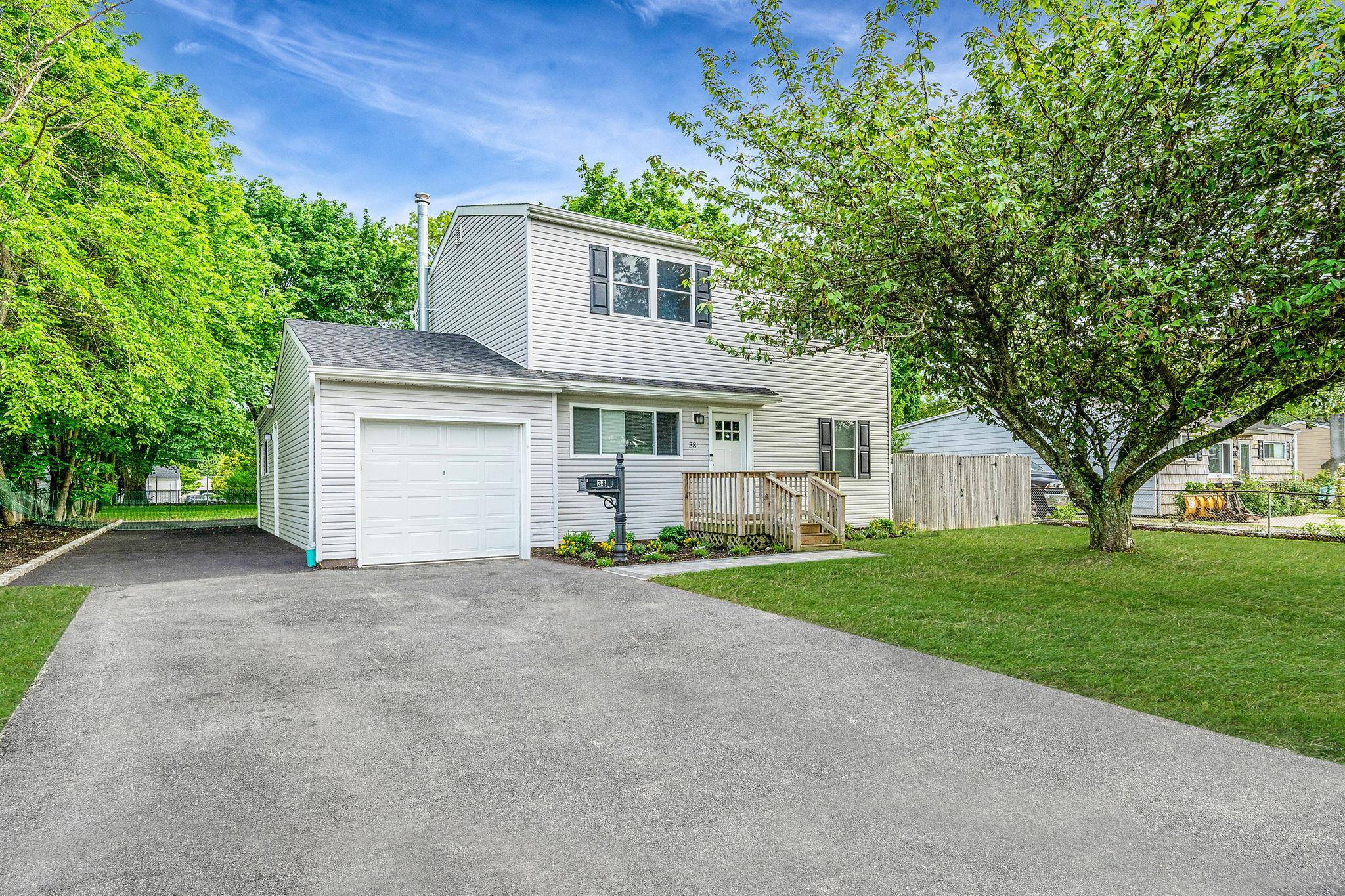 Bay Shore, NY 11706,38 18th AVE