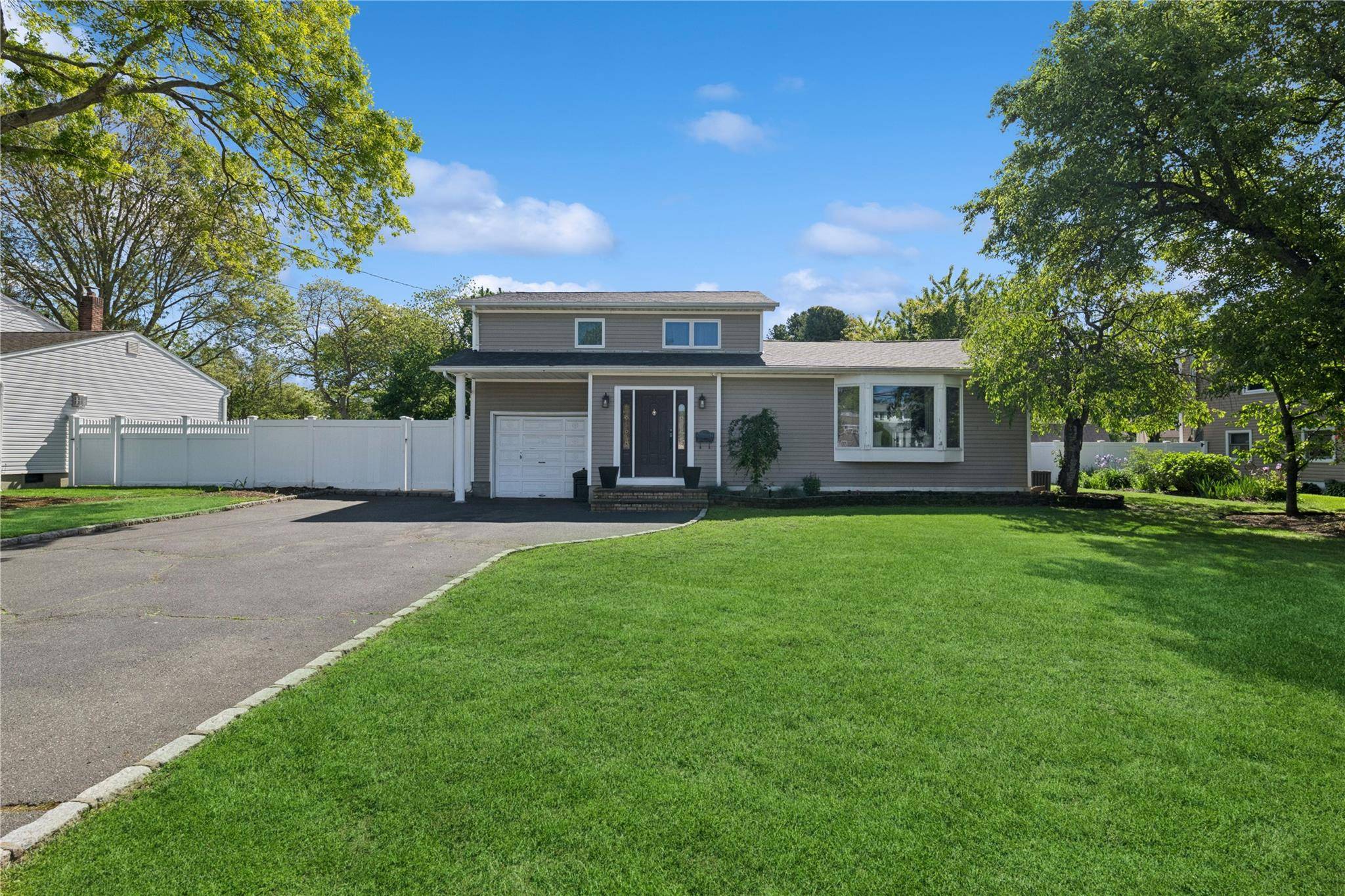 Bay Shore, NY 11706,979 Manor LN
