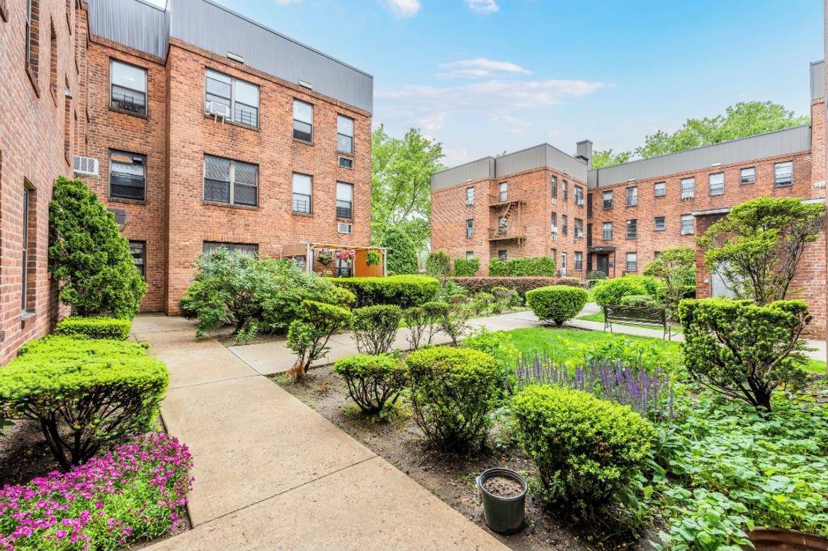 Bayside, NY 11364,215-43 48 Avenue #3A
