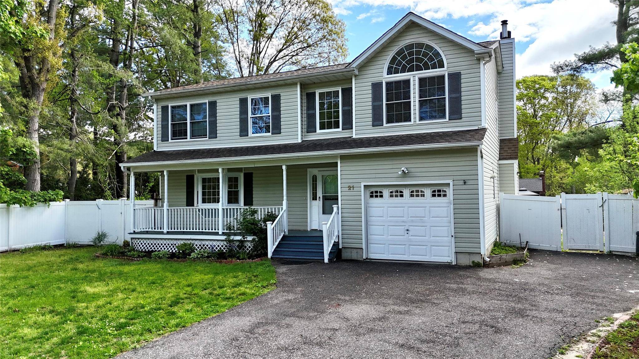 Middle Island, NY 11953,21 Pine Cone ST