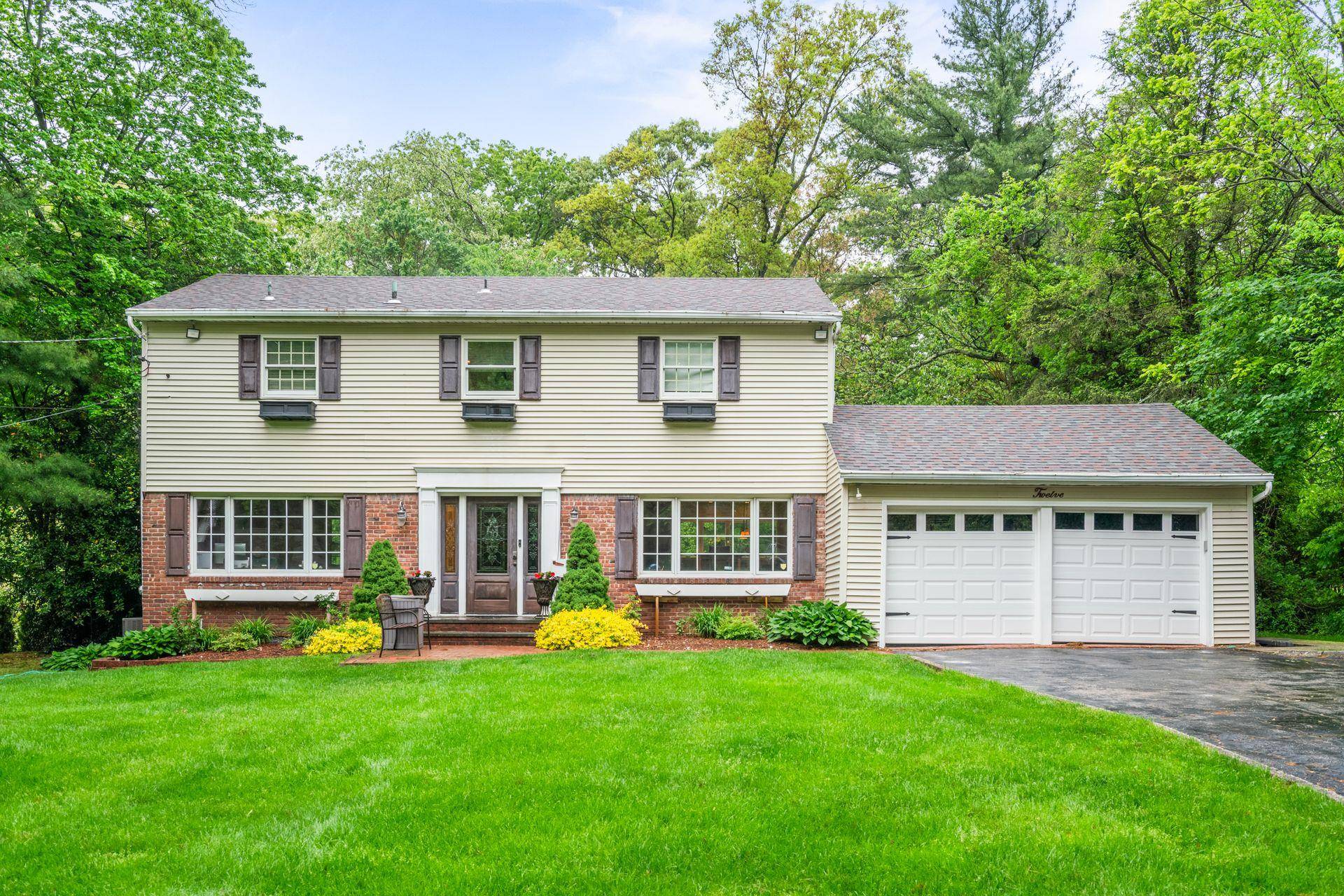 Huntington, NY 11743,12 Skyline DR