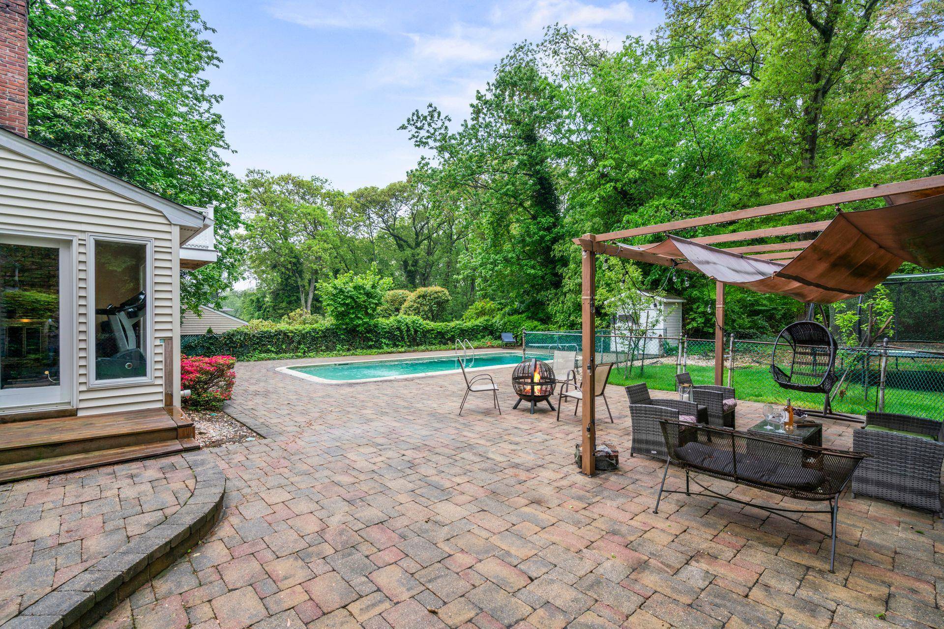 Huntington, NY 11743,12 Skyline DR
