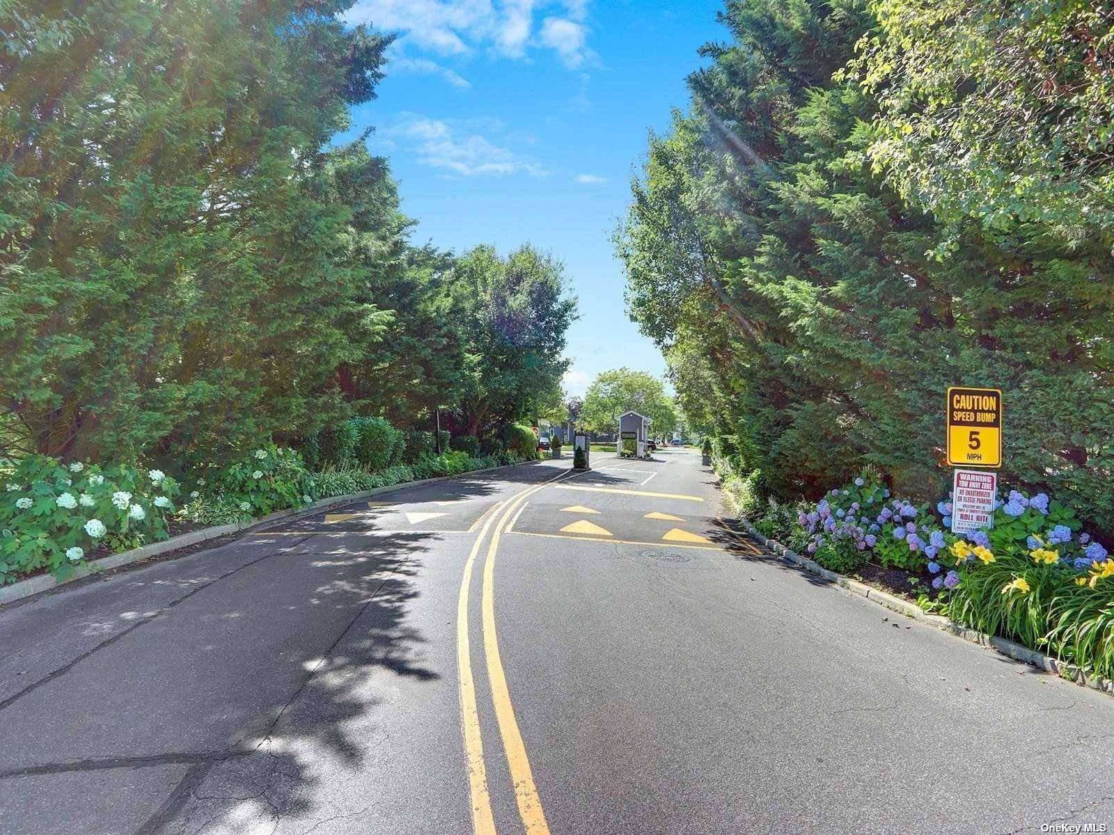 North Babylon, NY 11703,159 Alicia DR