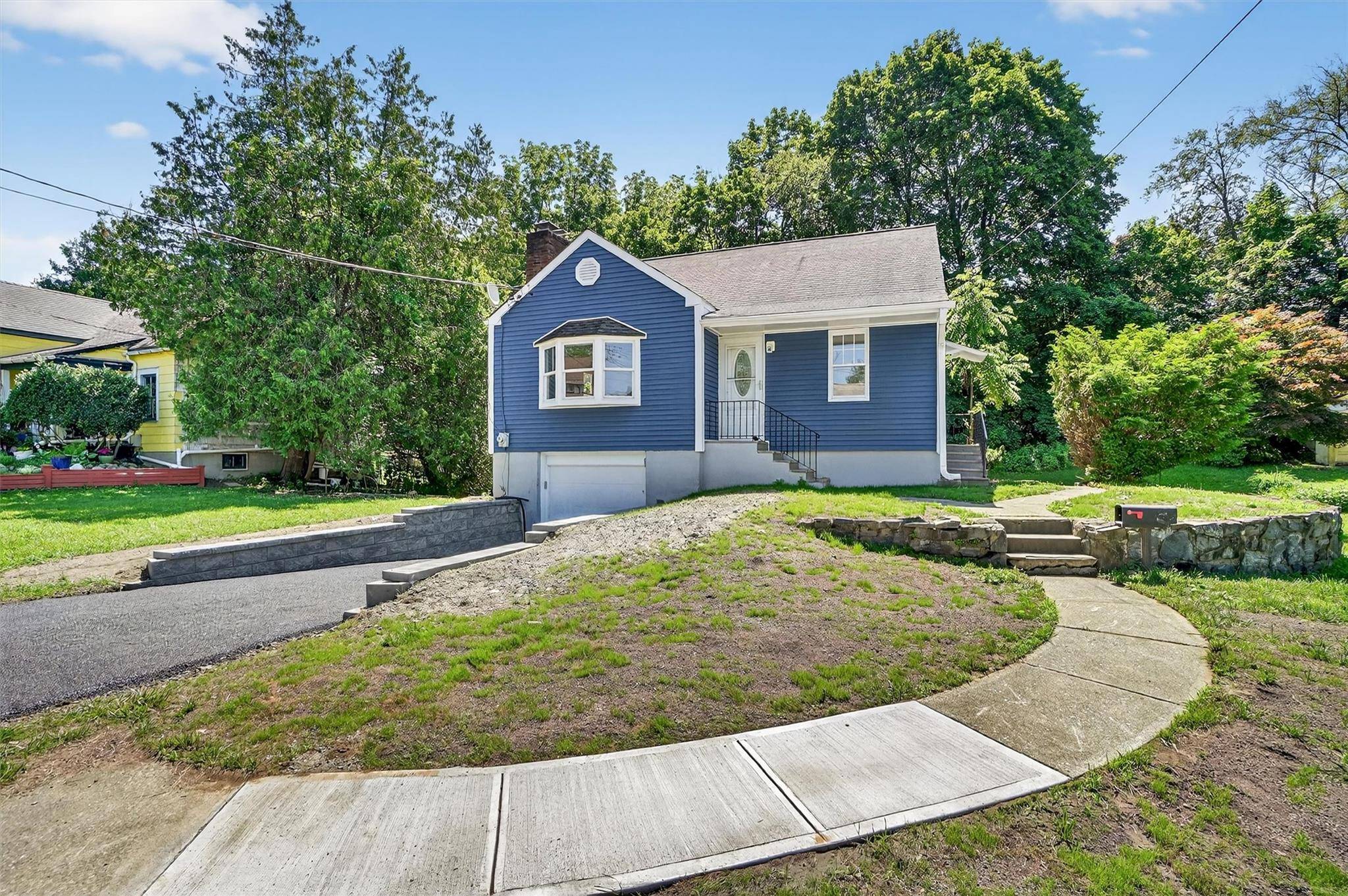 Peekskill, NY 10566,809 Oakwood DR