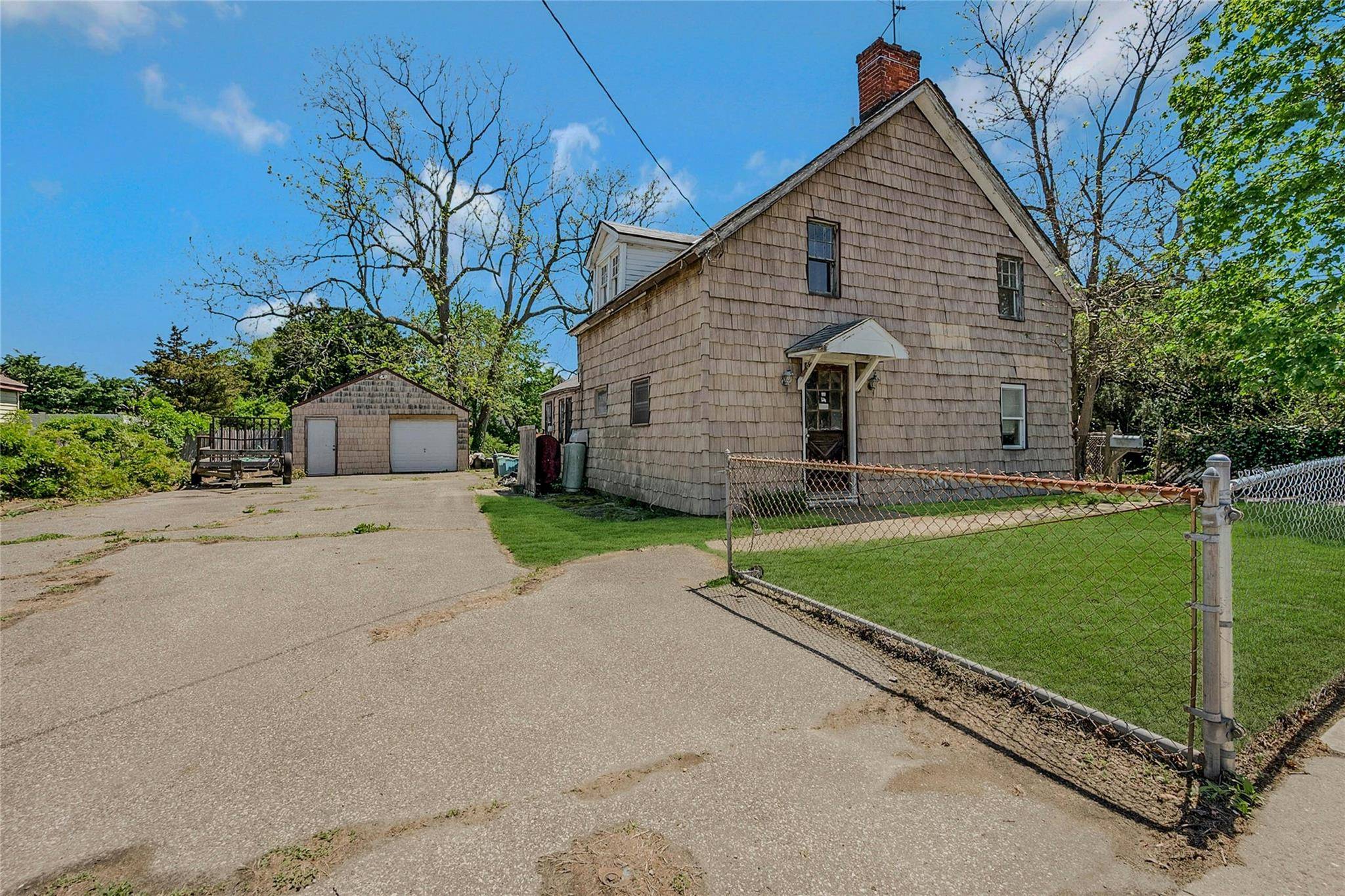North Babylon, NY 11703,795 Deer Park AVE