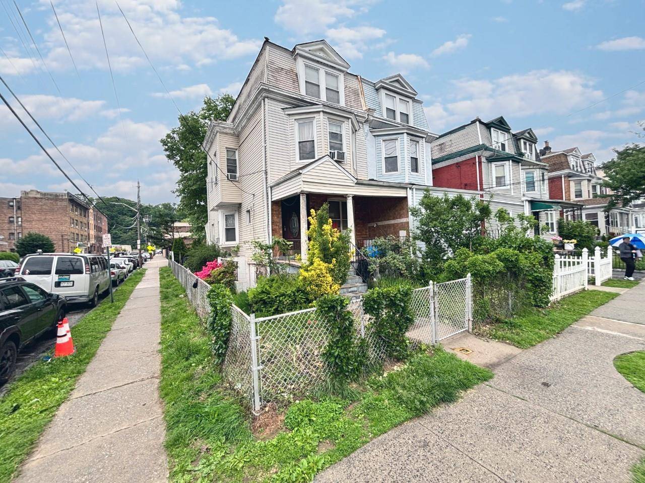 Yonkers, NY 10705,556 Van Cortlandt Park AVE