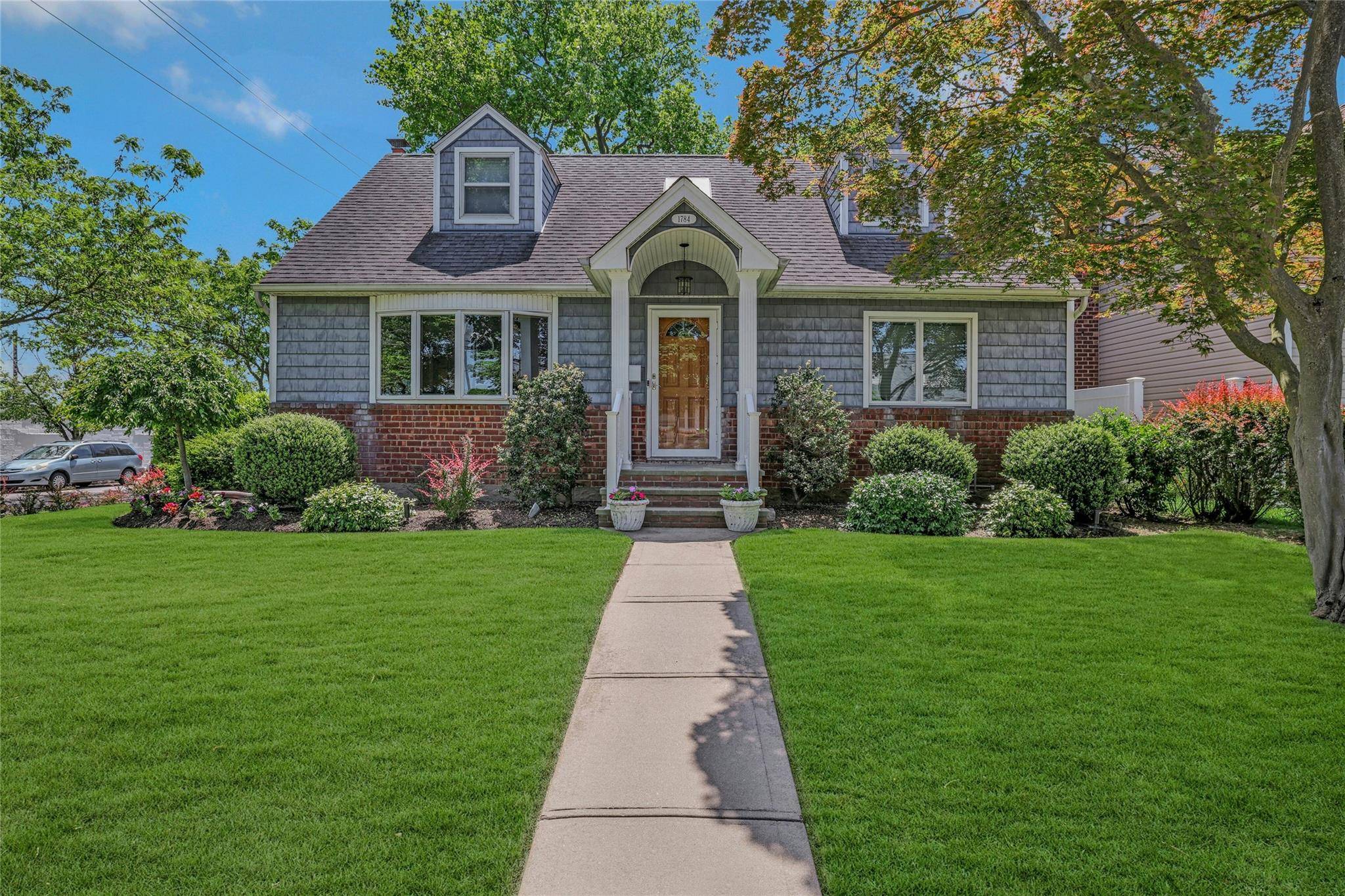 New Hyde Park, NY 11040,1784 W End AVE