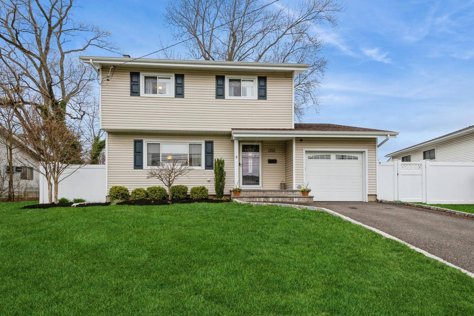 North Bellmore, NY 11710,2393 Wallen LN