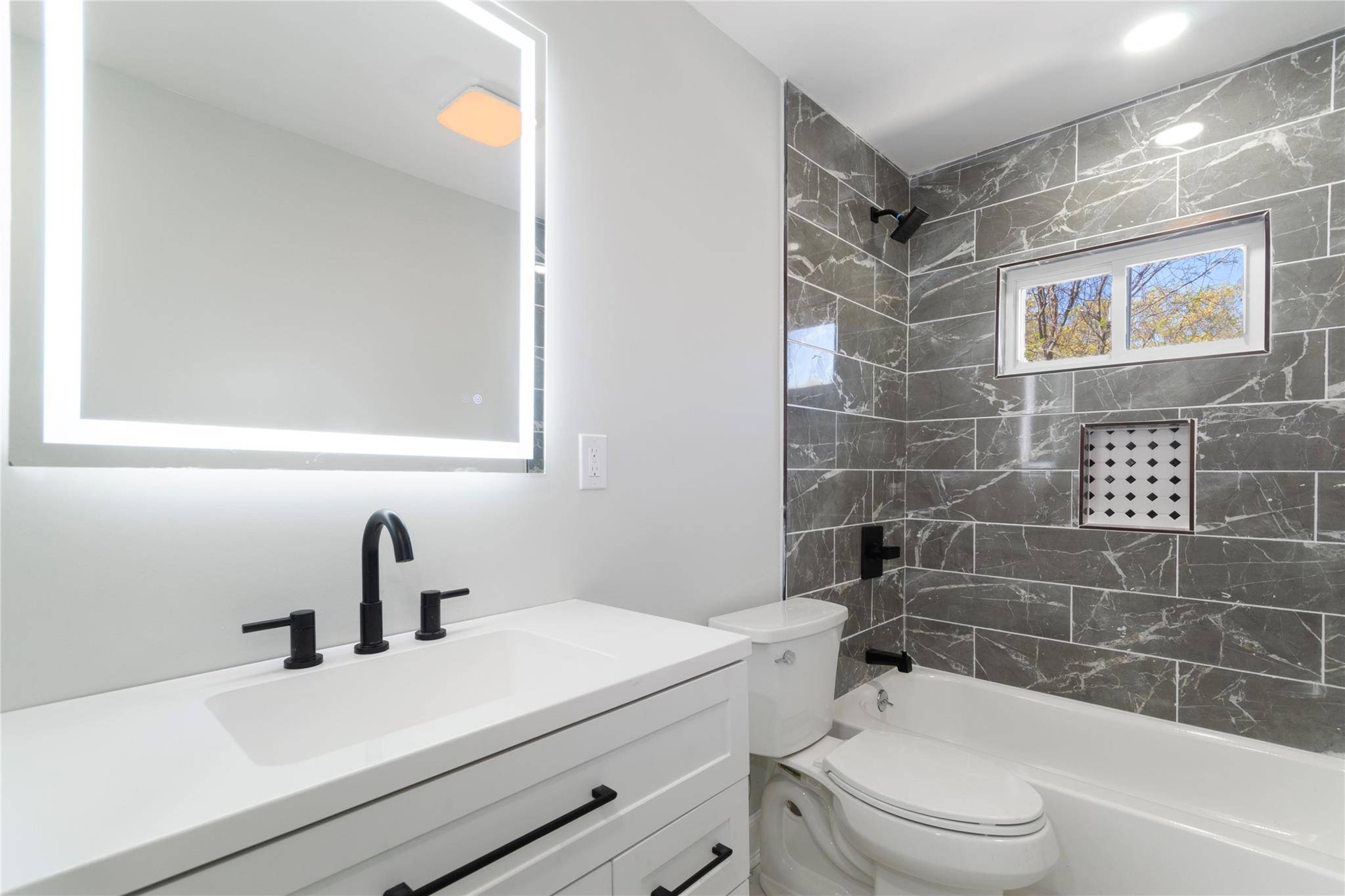 Greenlawn, NY 11740,39 Lawn ST