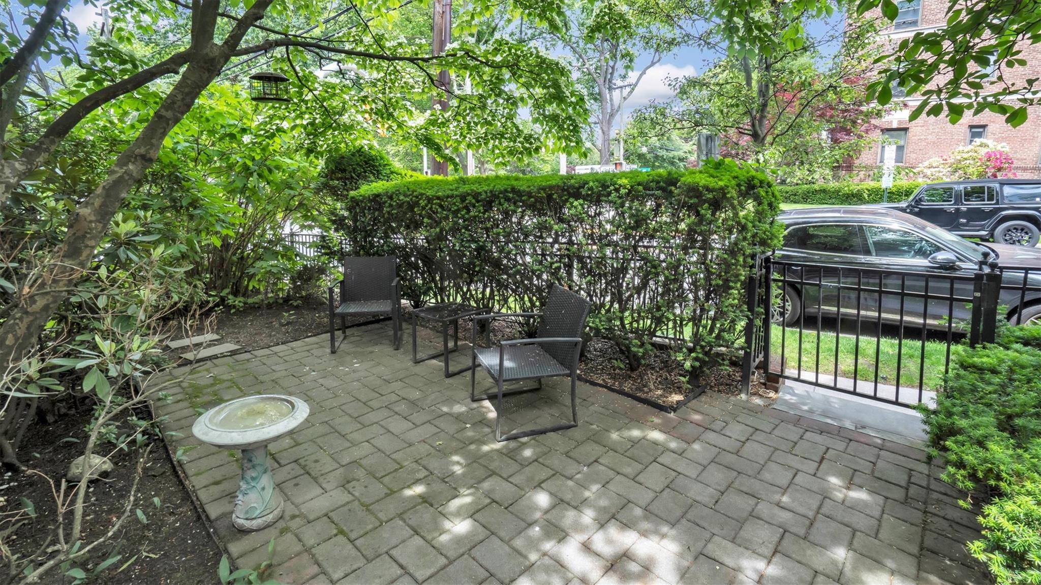 Great Neck, NY 11021,19 Barstow RD #G