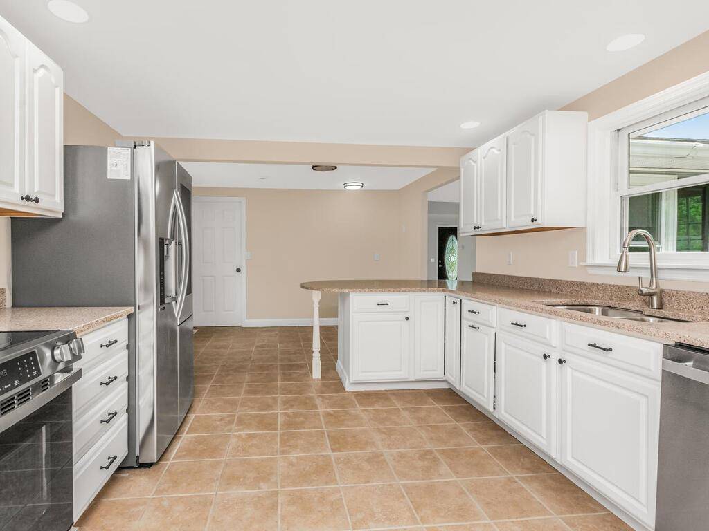 Hyde Park, NY 12601,3 Idlewild DR