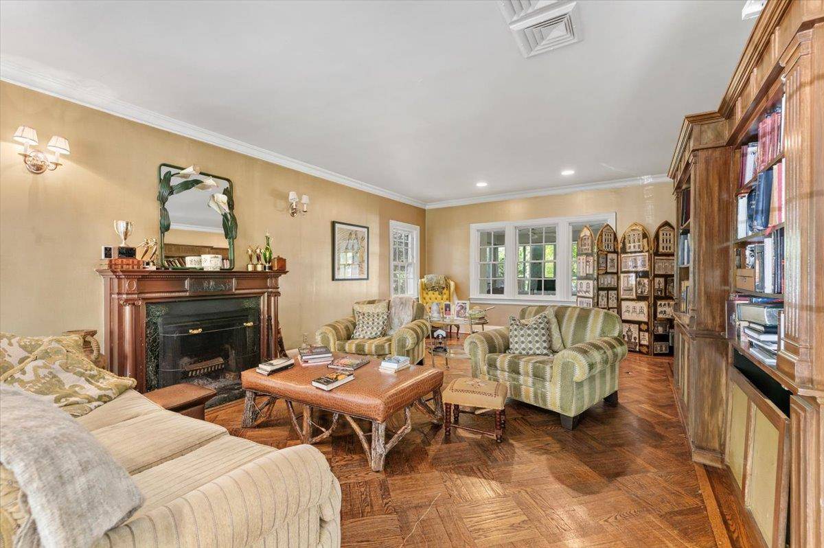 Woodsburgh, NY 11598,7 Willow RD